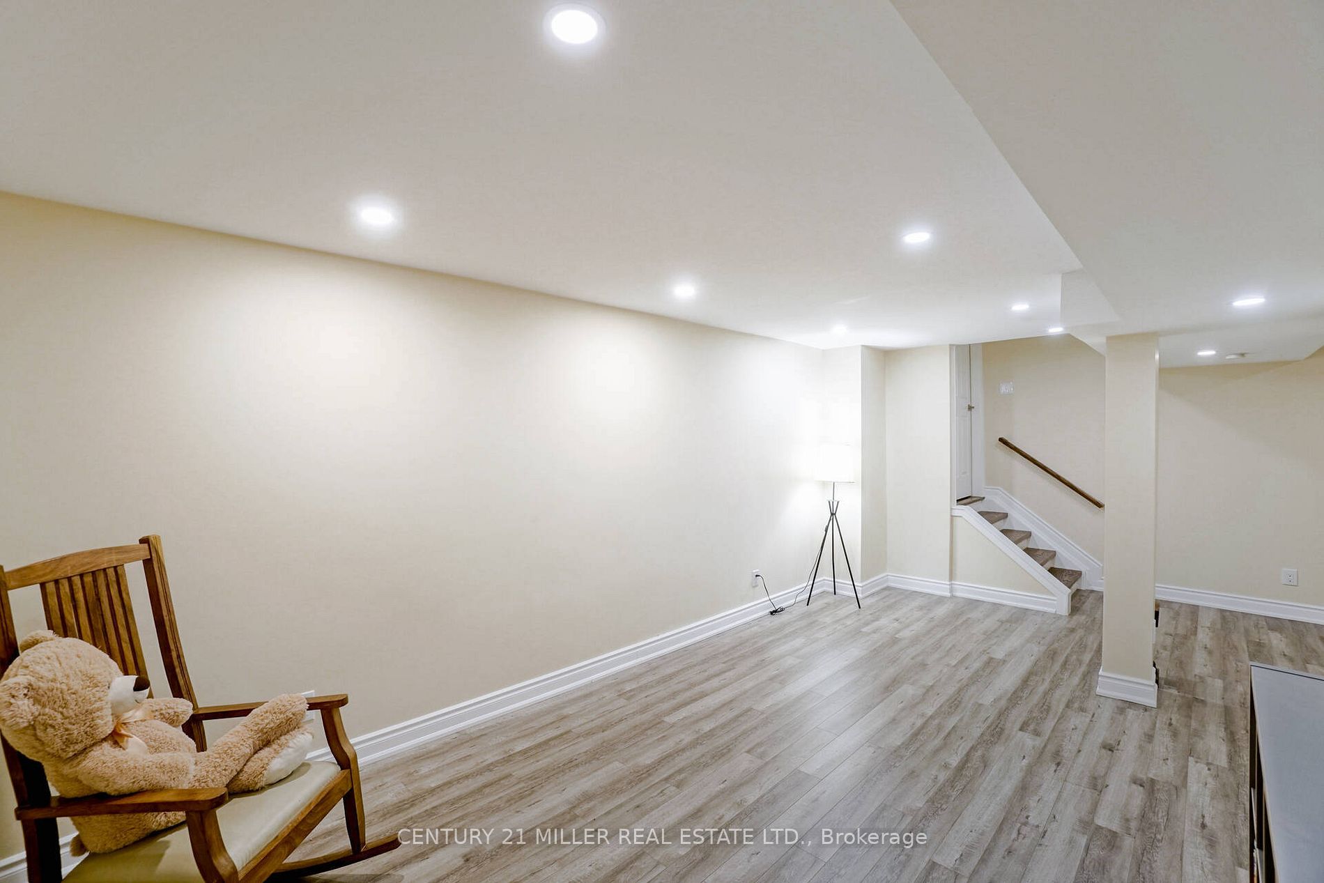 3256 Epworth Cres