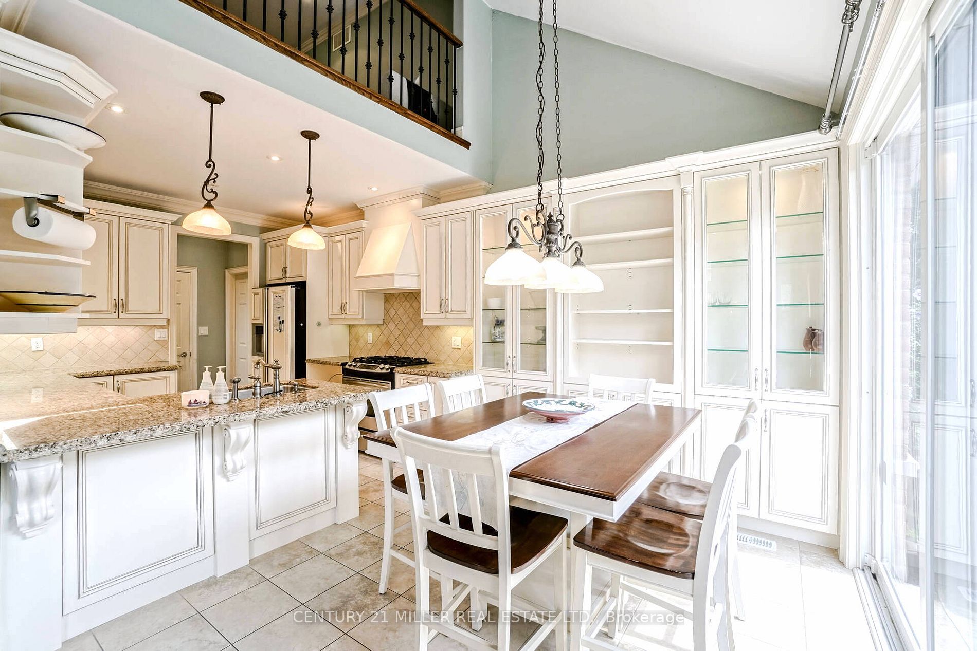 3256 Epworth Cres