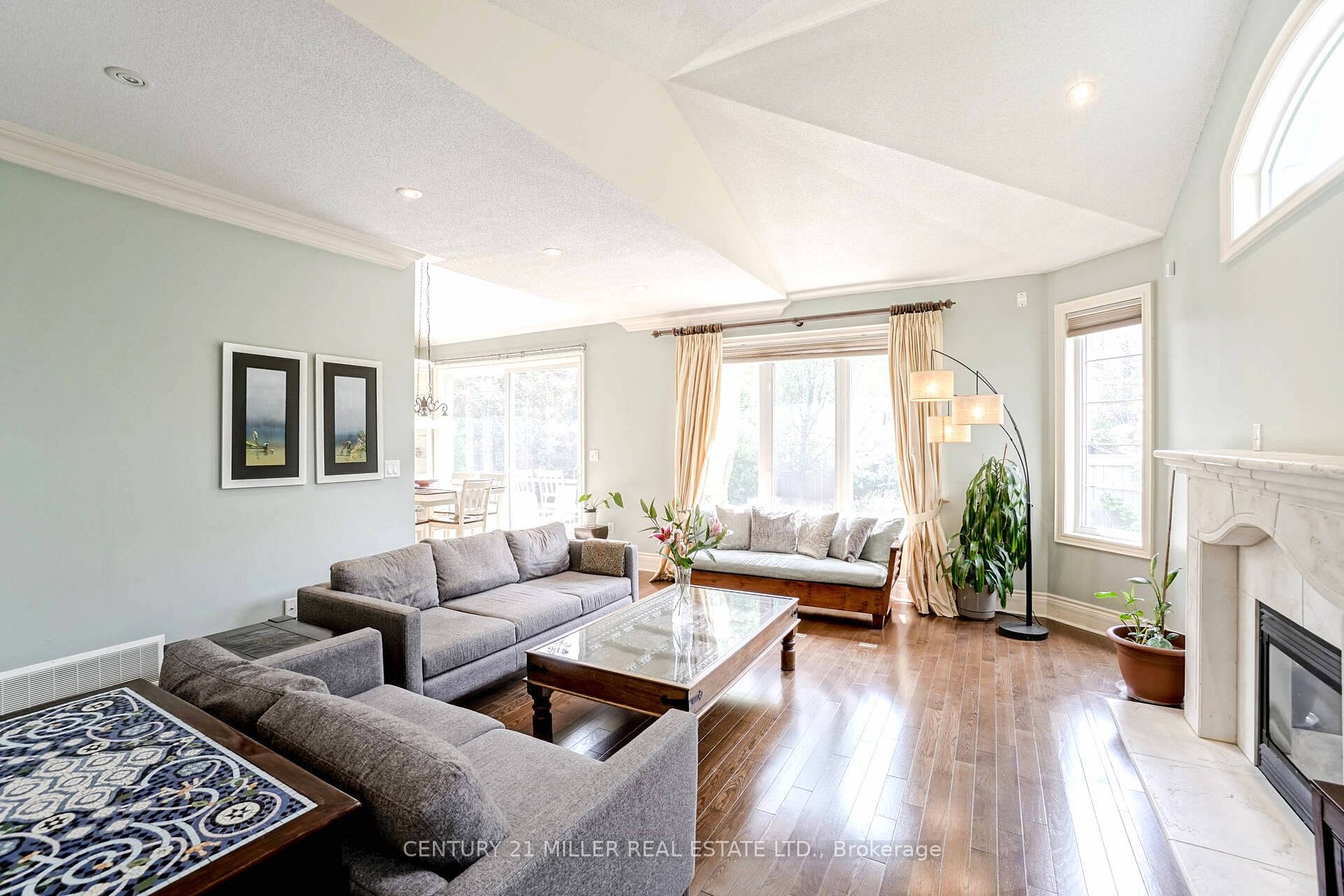 3256 Epworth Cres