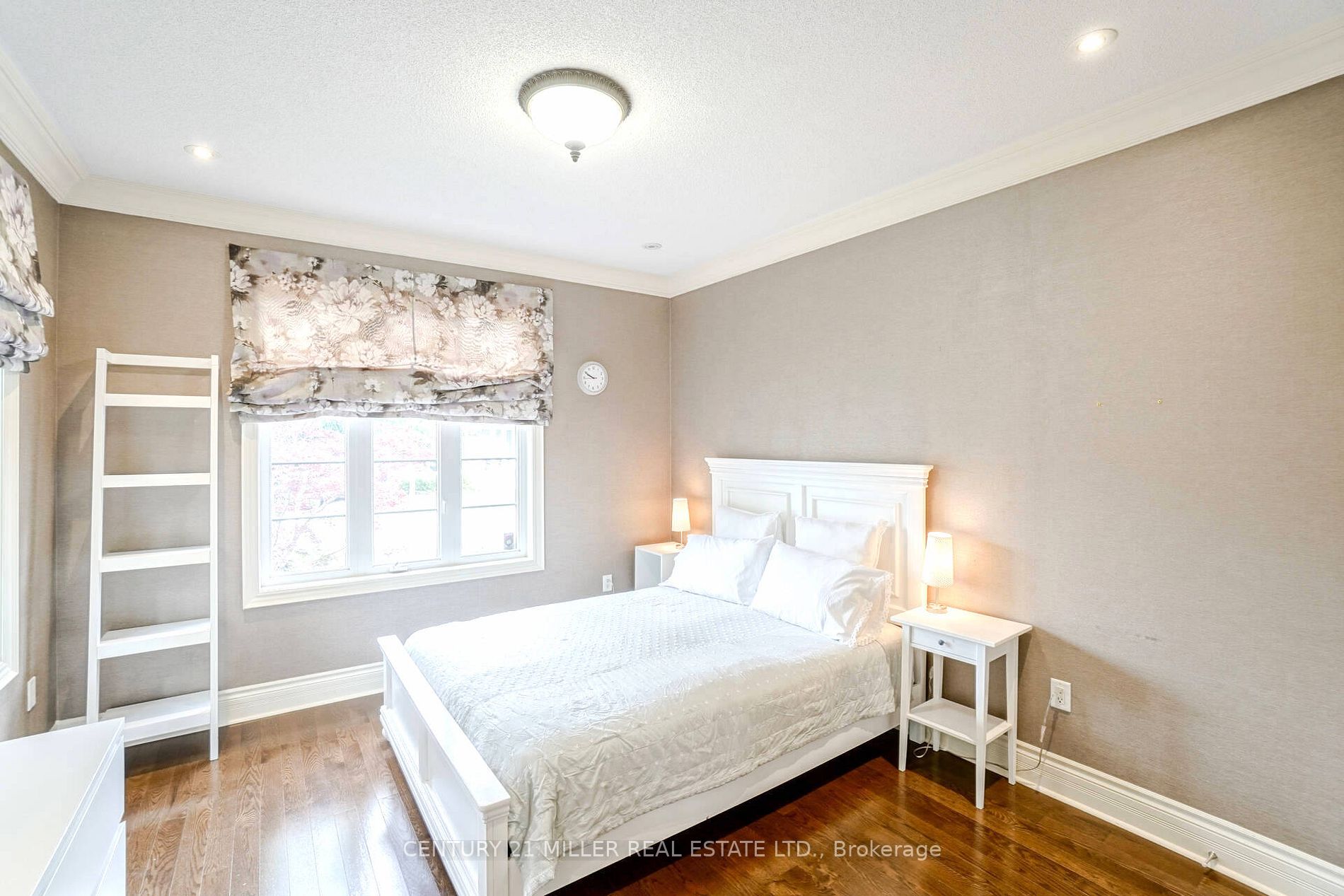 3256 Epworth Cres