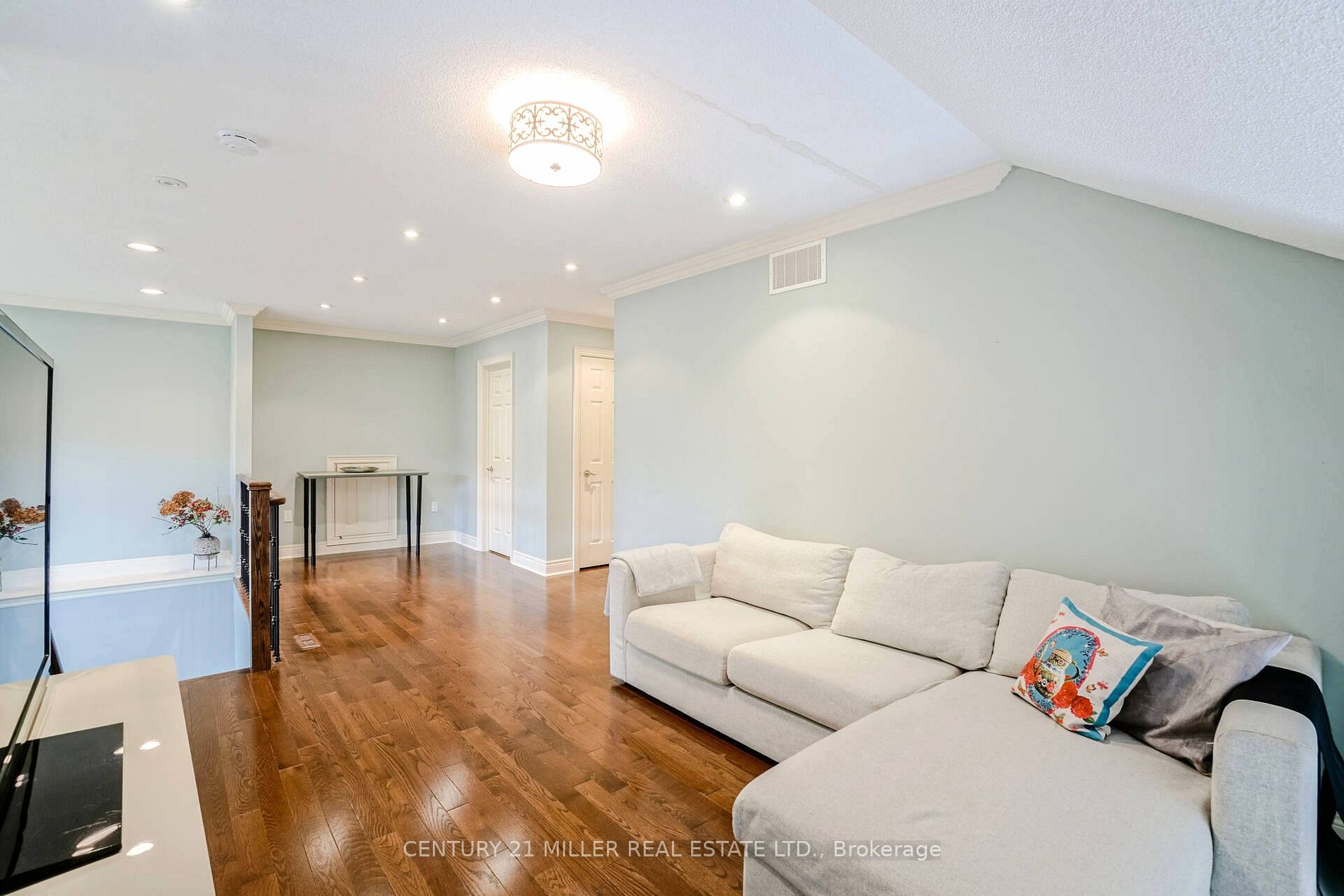 3256 Epworth Cres