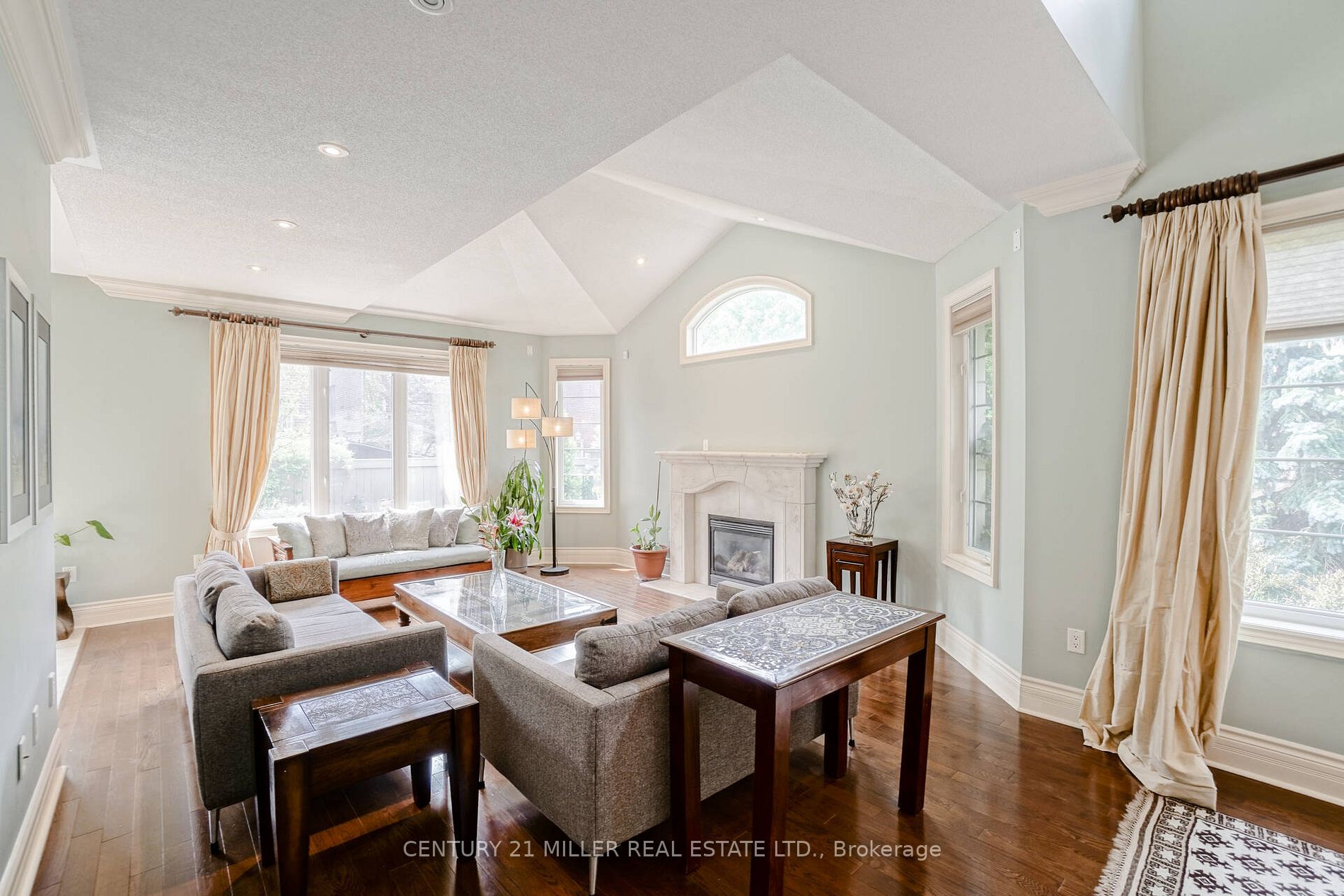 3256 Epworth Cres