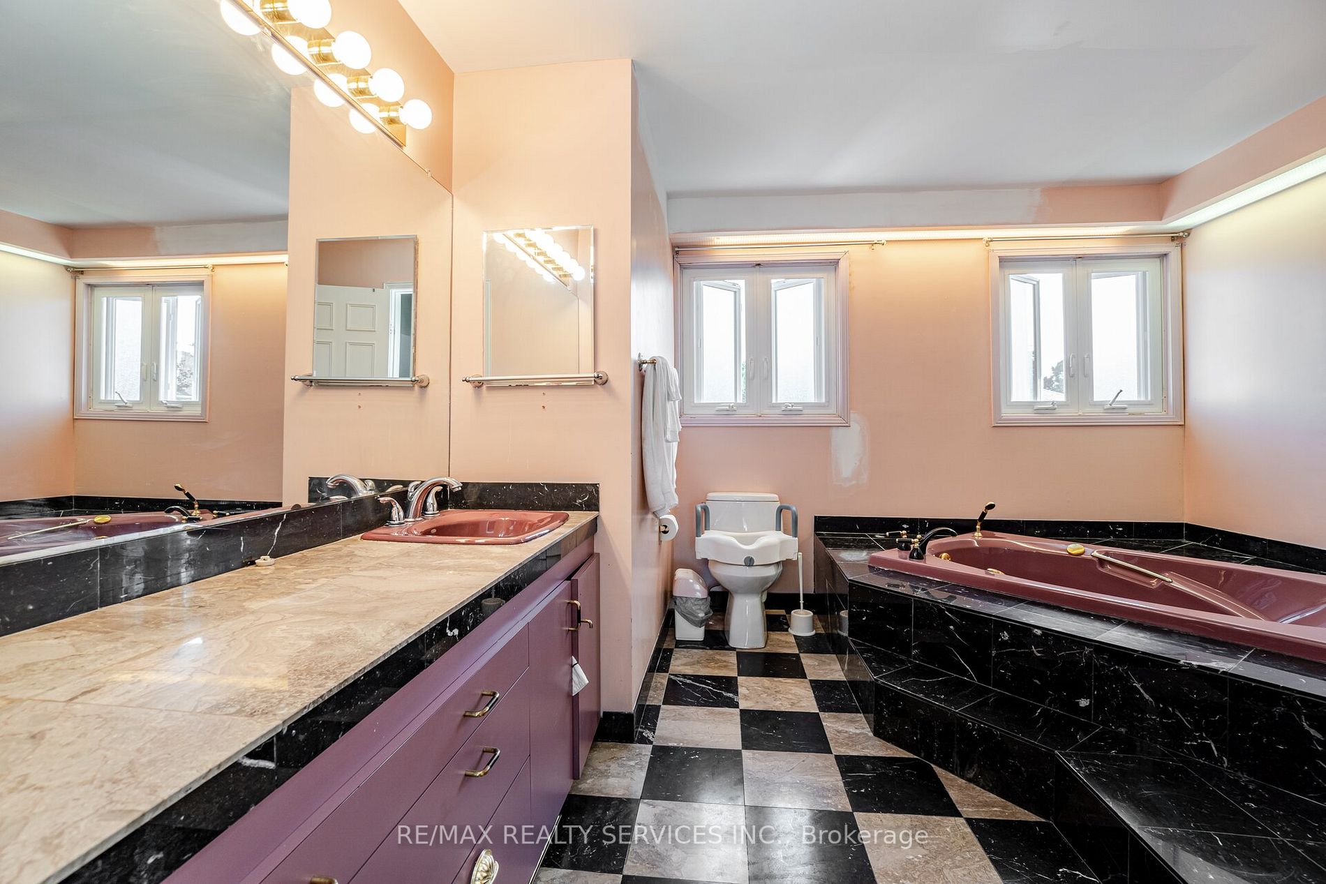 46 Lombardy Cres