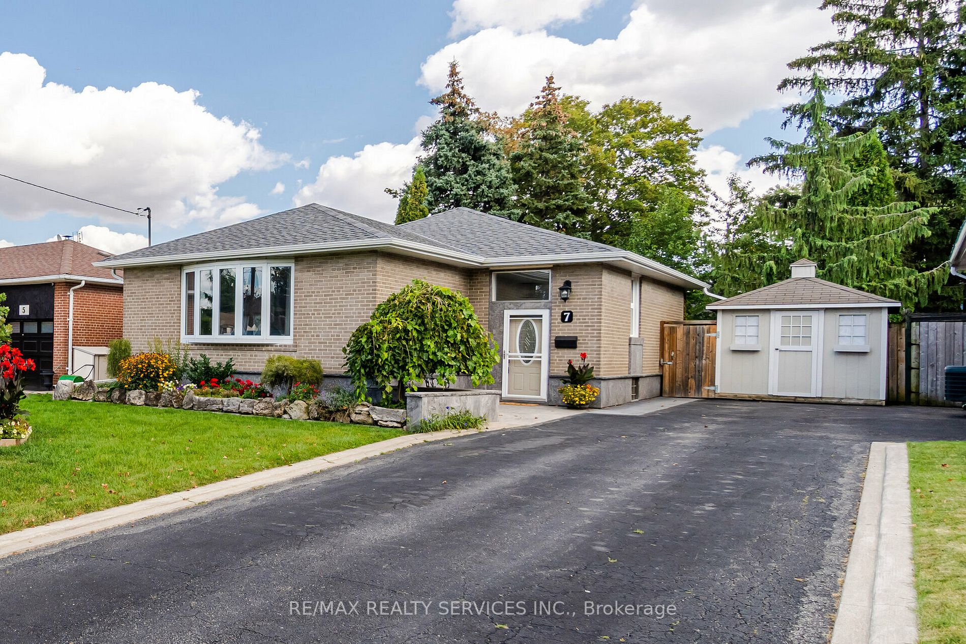 7 Bristol Ave