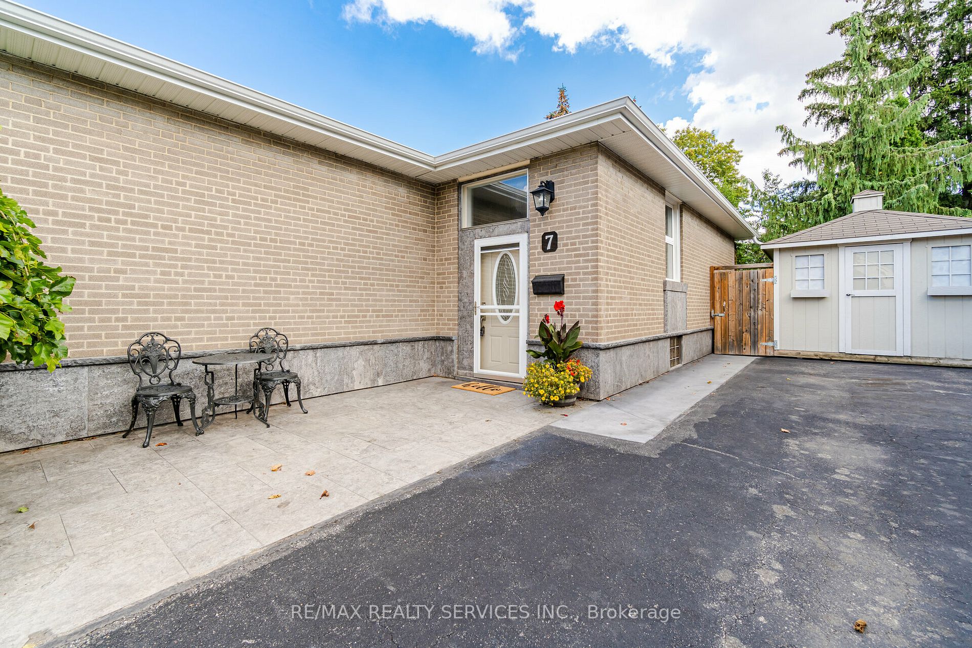 7 Bristol Avenue