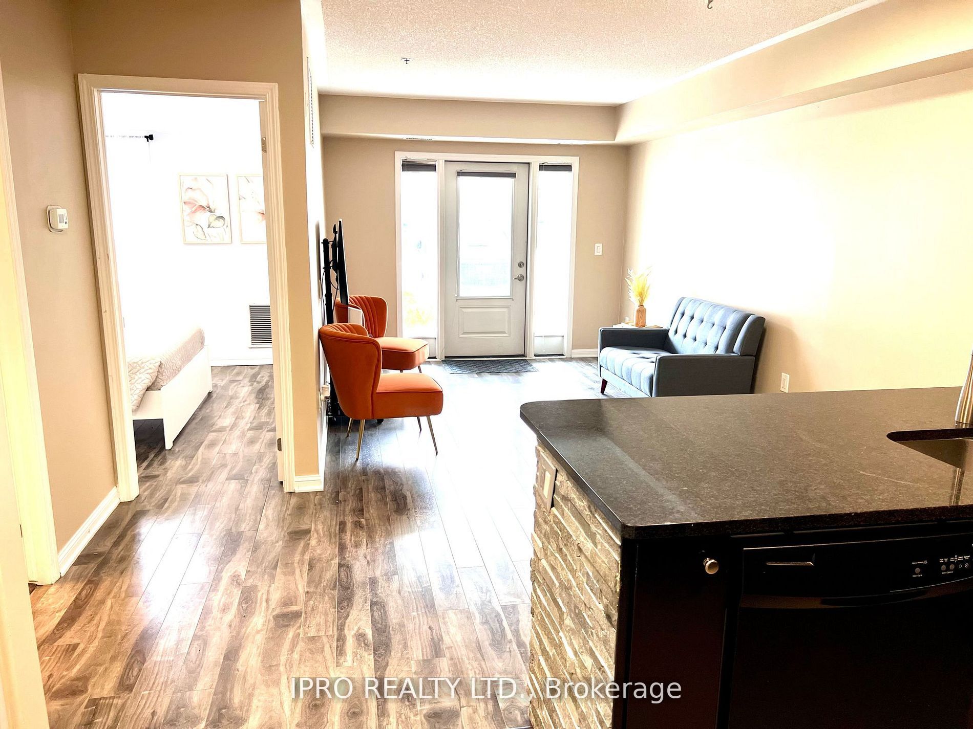 60 Baycliffe Cres, #101