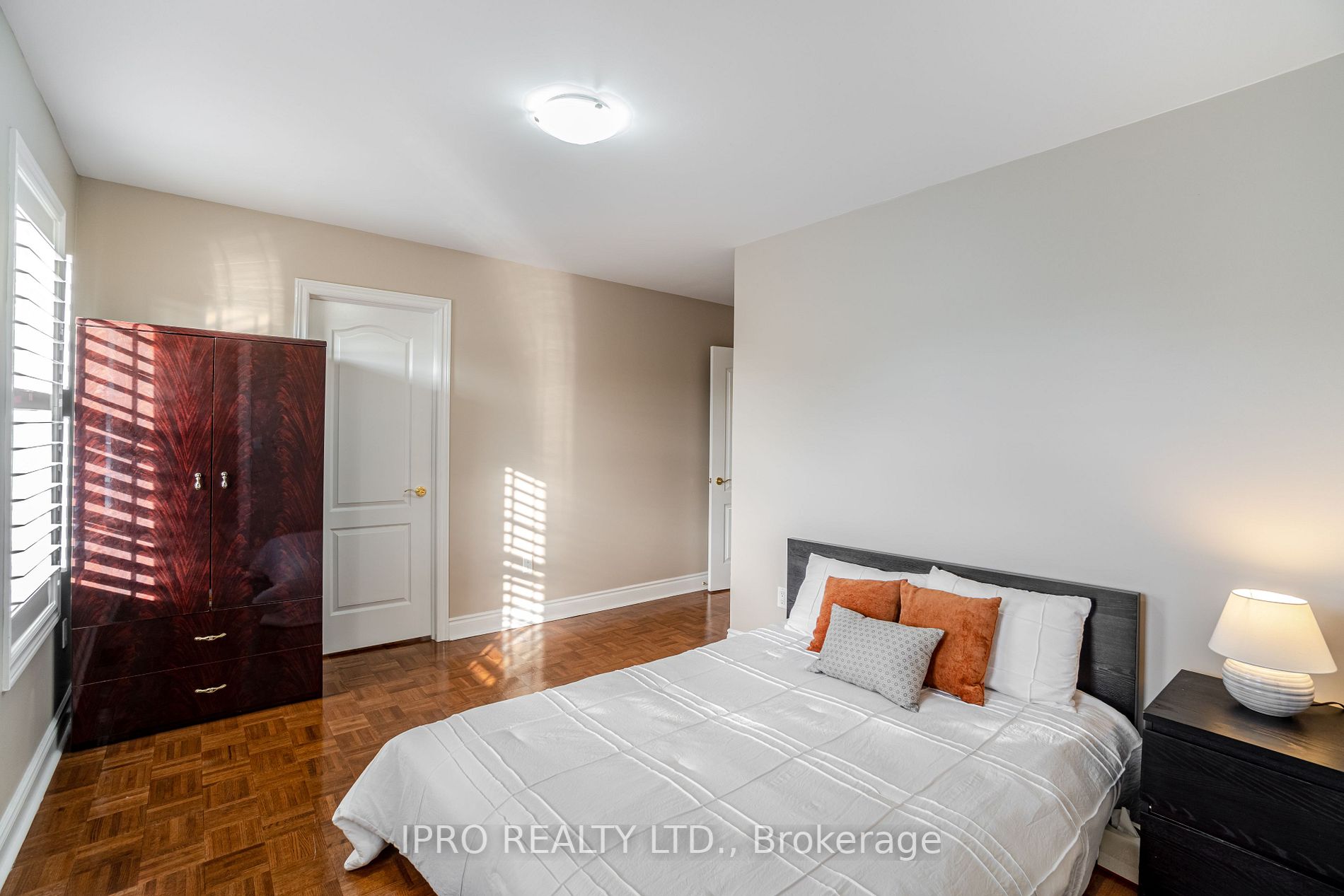 17 Eiffel Boulevard