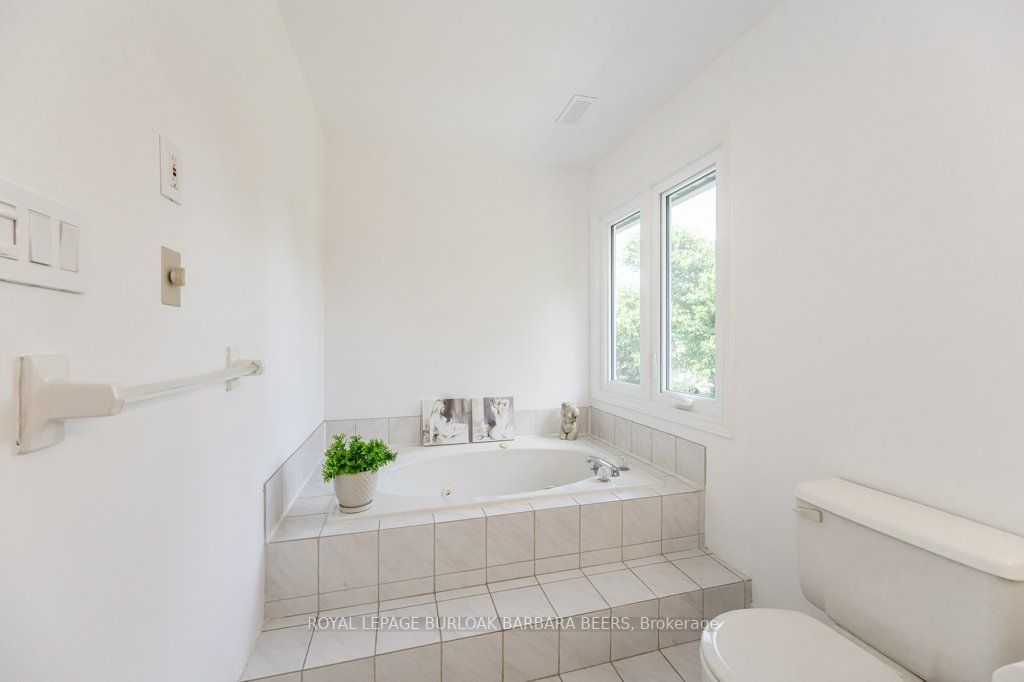 891 Kingsway Drive