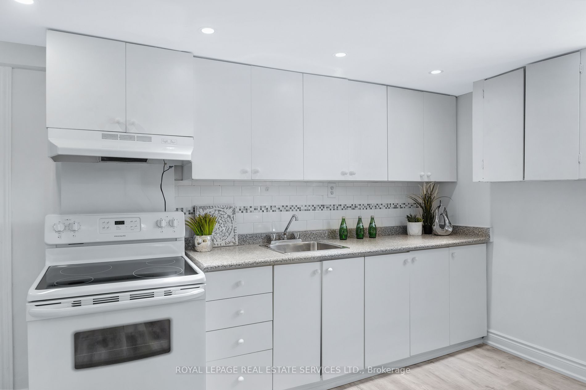 98 Delroy Dr