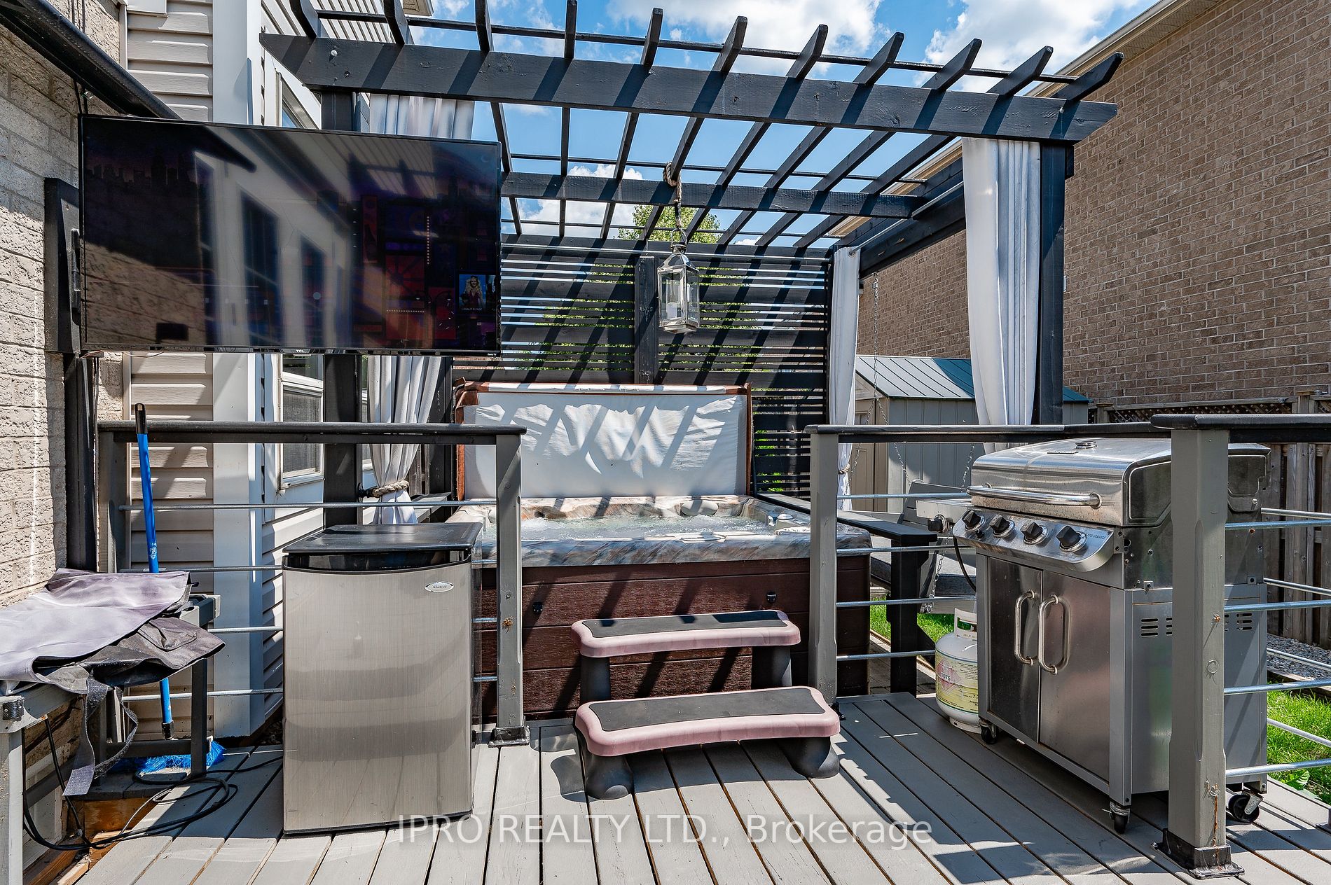 1005 Lancaster Blvd