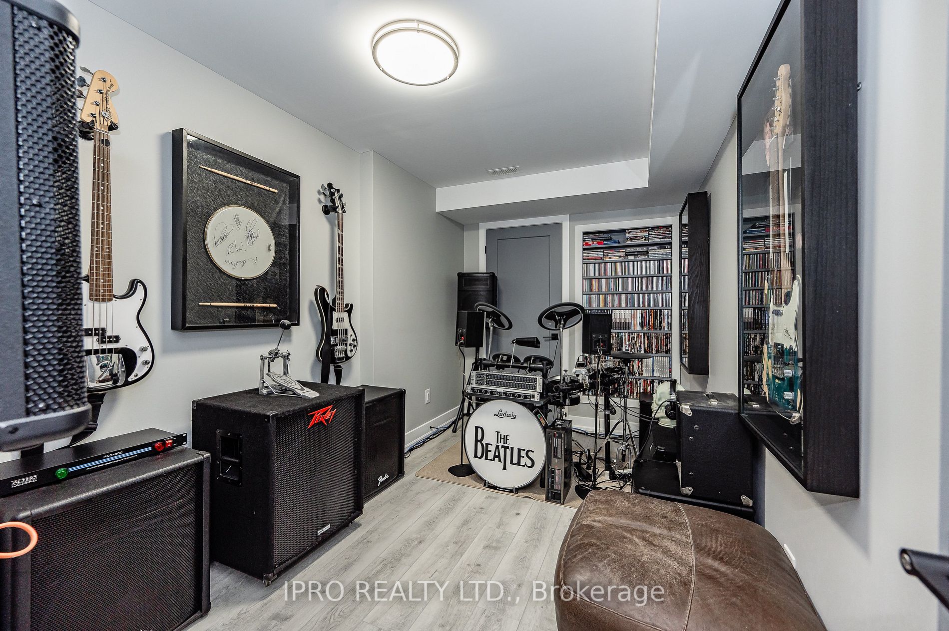 1005 Lancaster Blvd