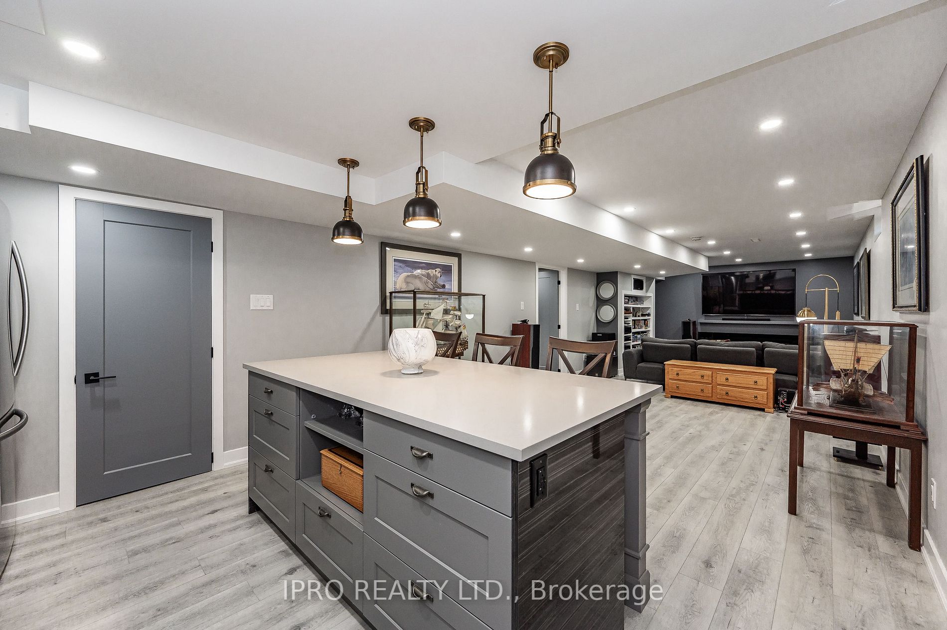 1005 Lancaster Blvd