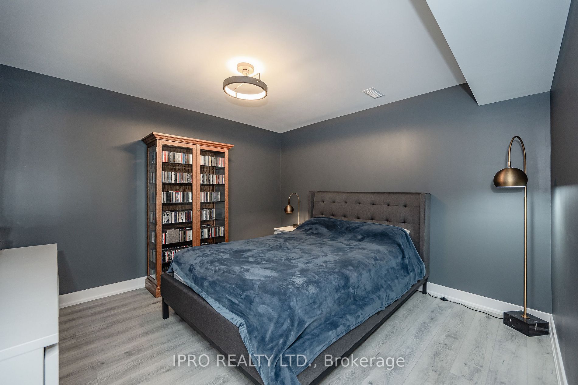 1005 Lancaster Blvd