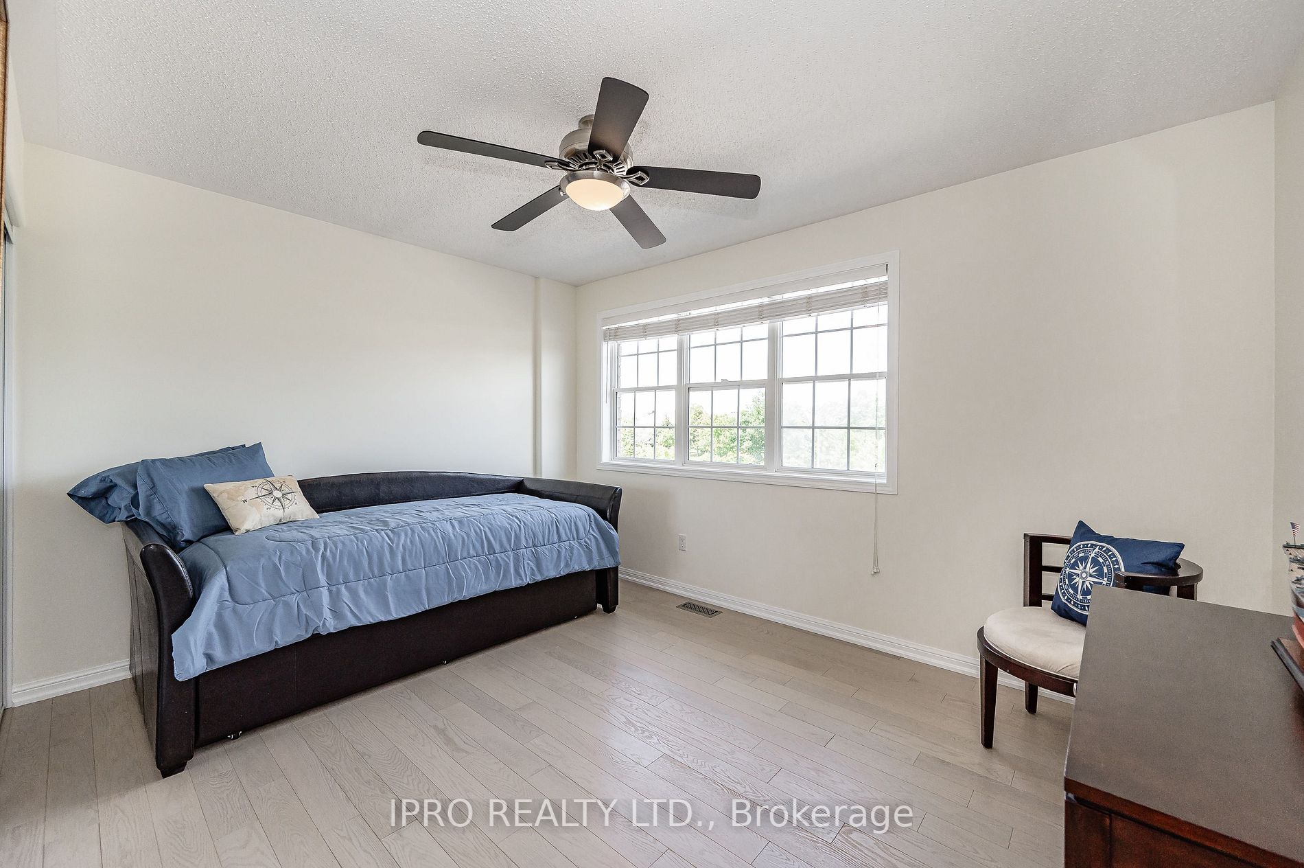1005 Lancaster Blvd