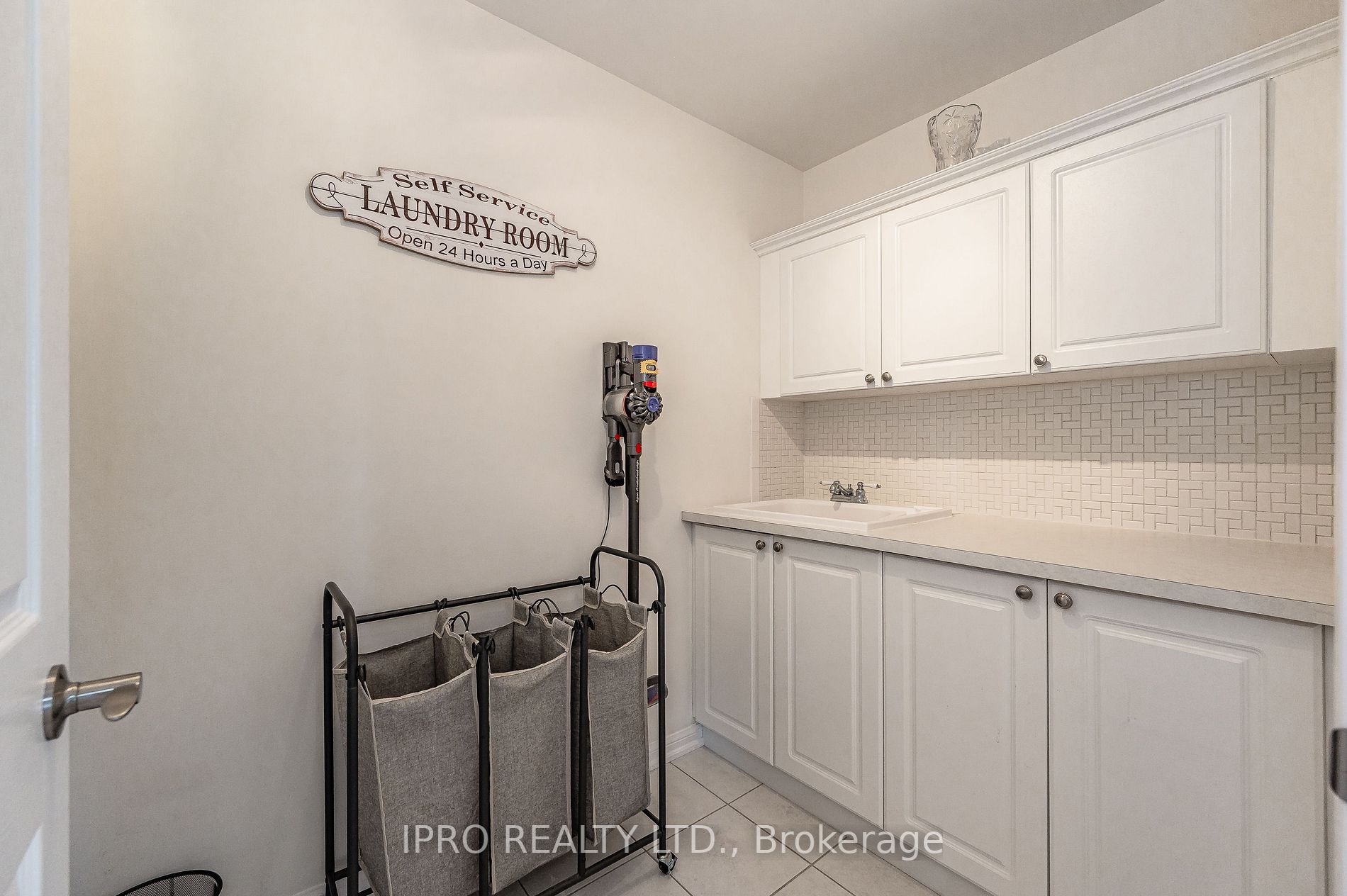 1005 Lancaster Blvd