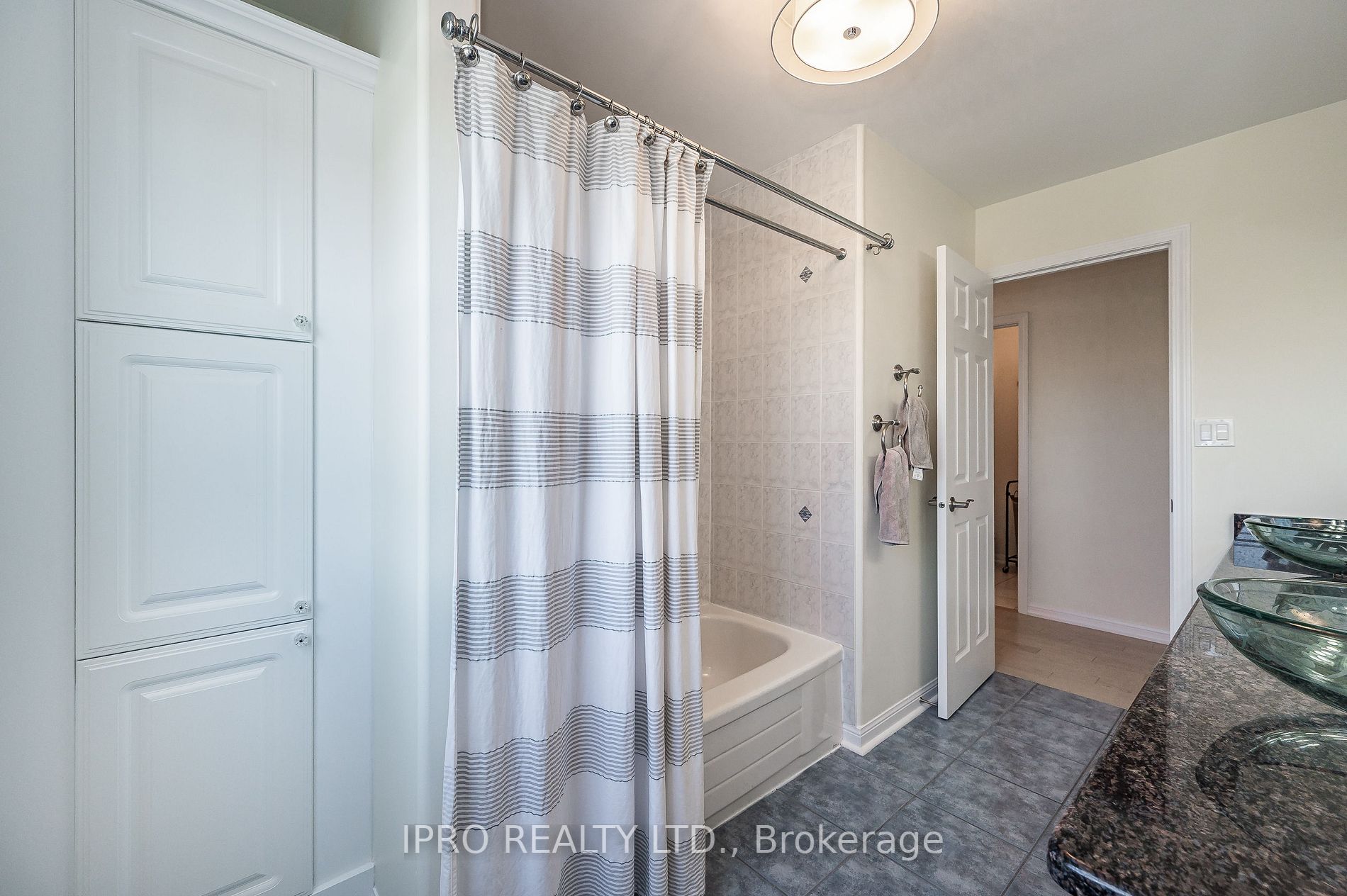 1005 Lancaster Blvd