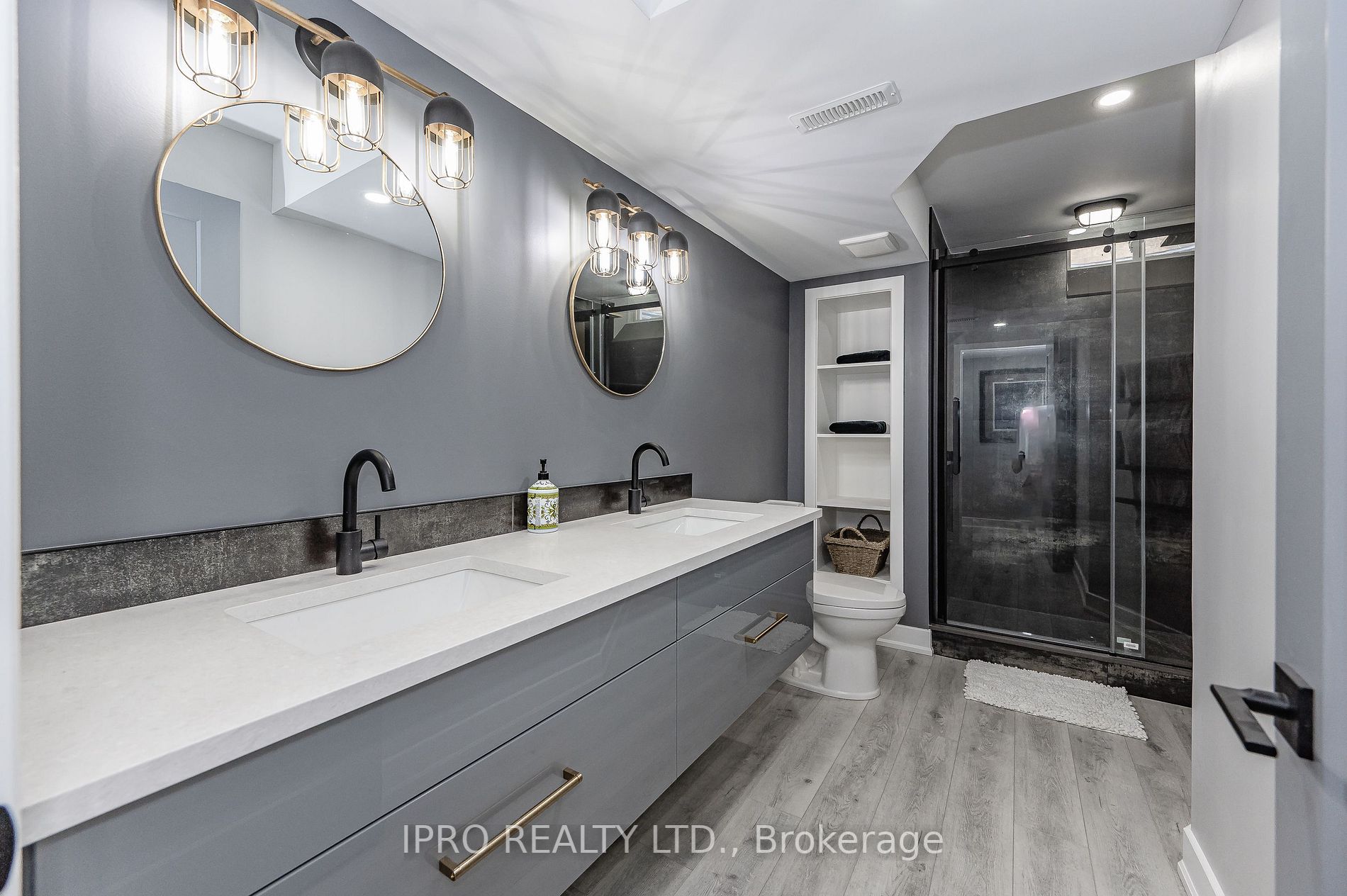 1005 Lancaster Blvd