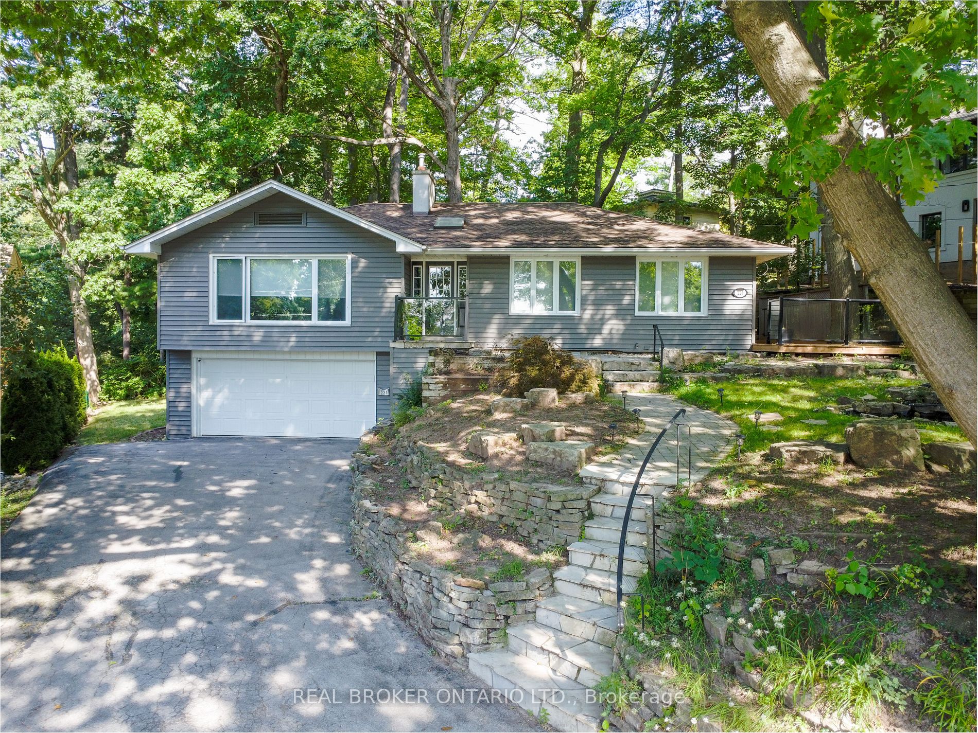 221 North Shore Blvd E
