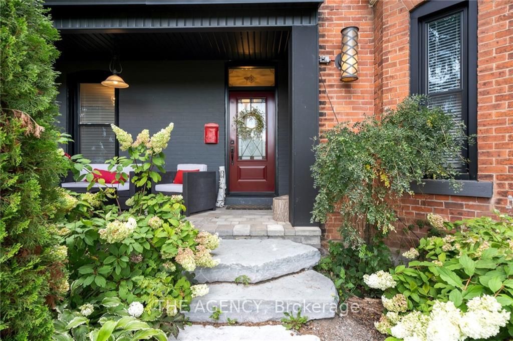 3015 Dundas St