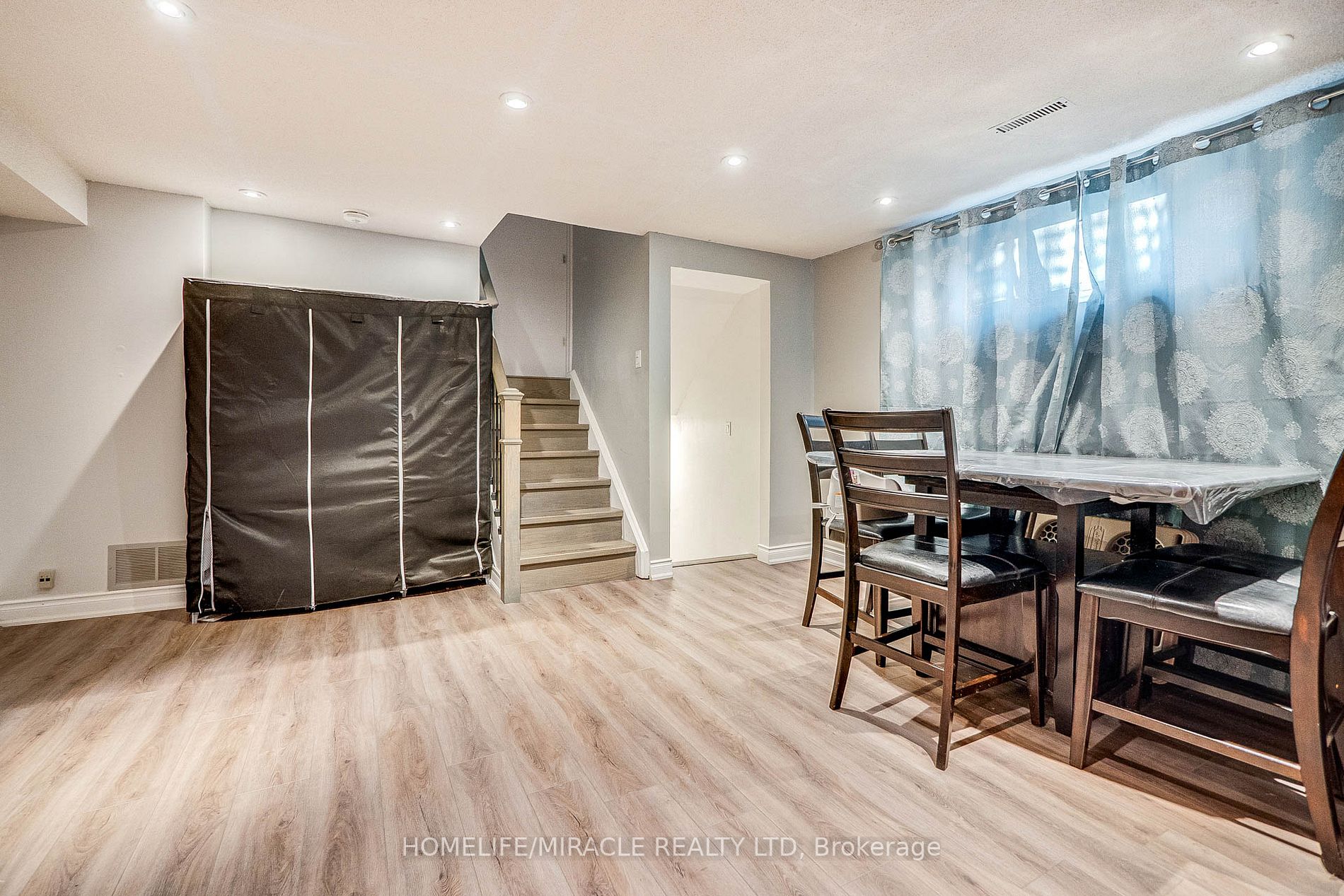 25 Hockley Path