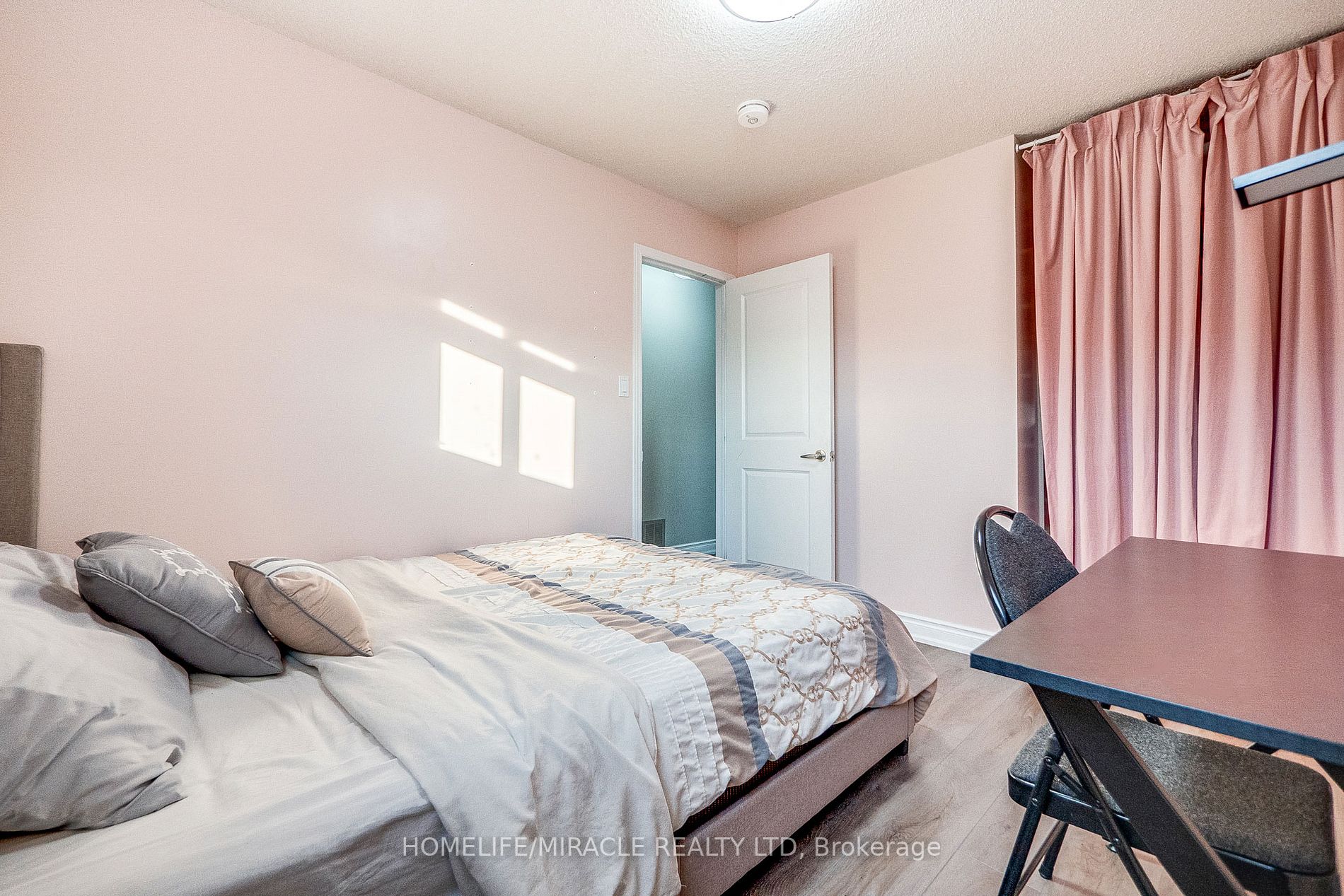 25 Hockley Path