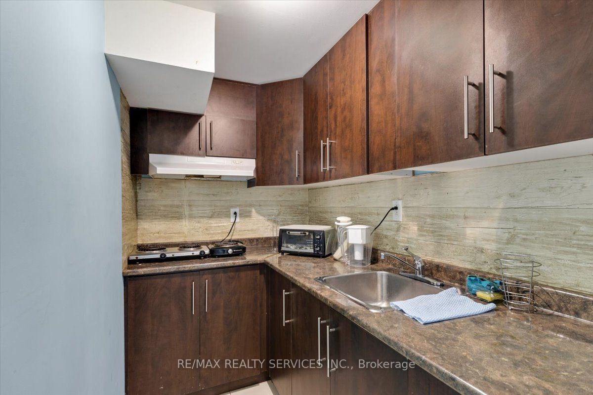 524 Attenborough Terr