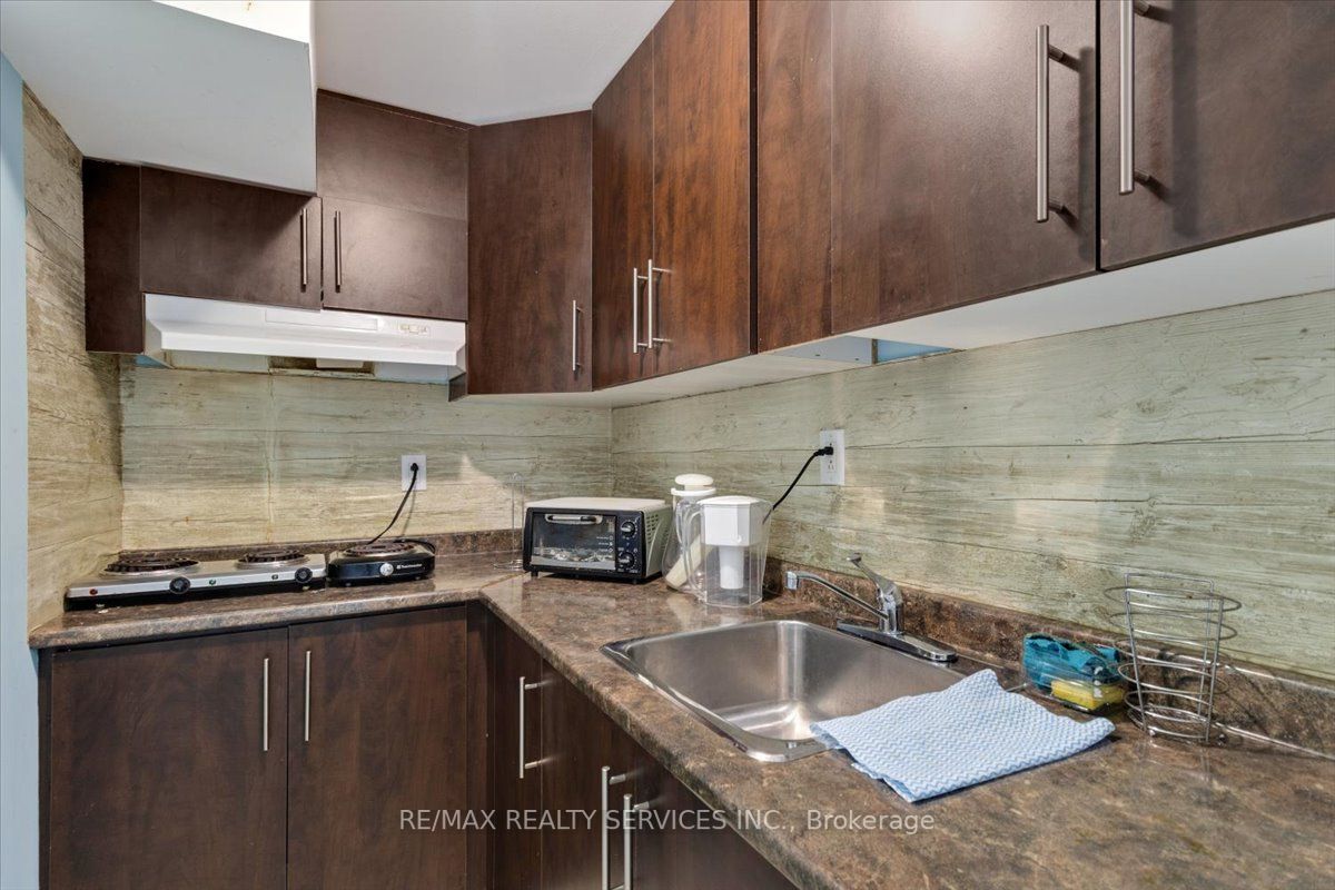 524 Attenborough Terr