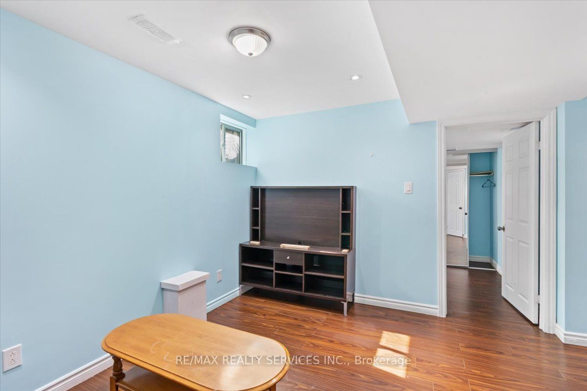 524 Attenborough Terr
