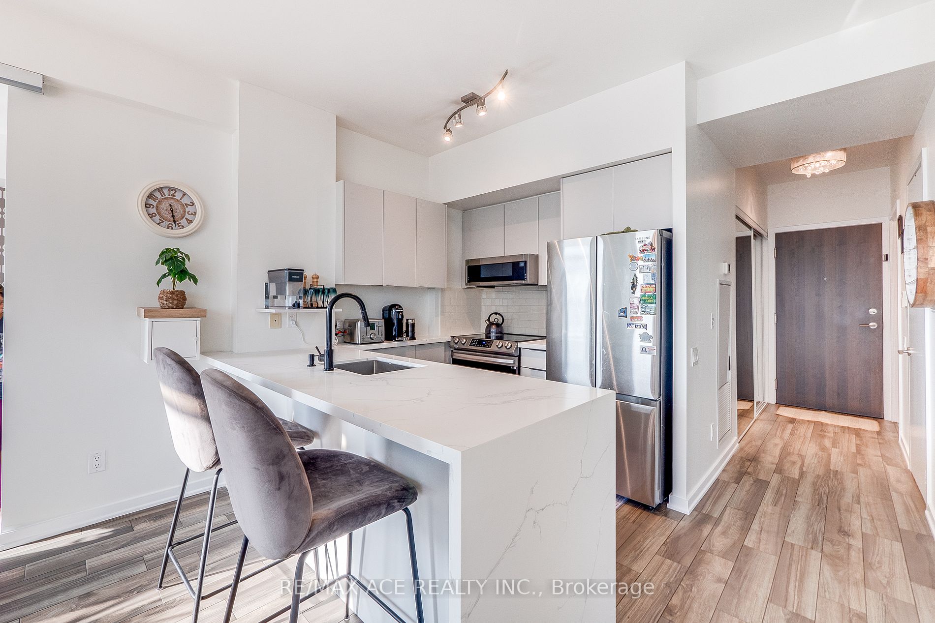 103 The Queensway, #812