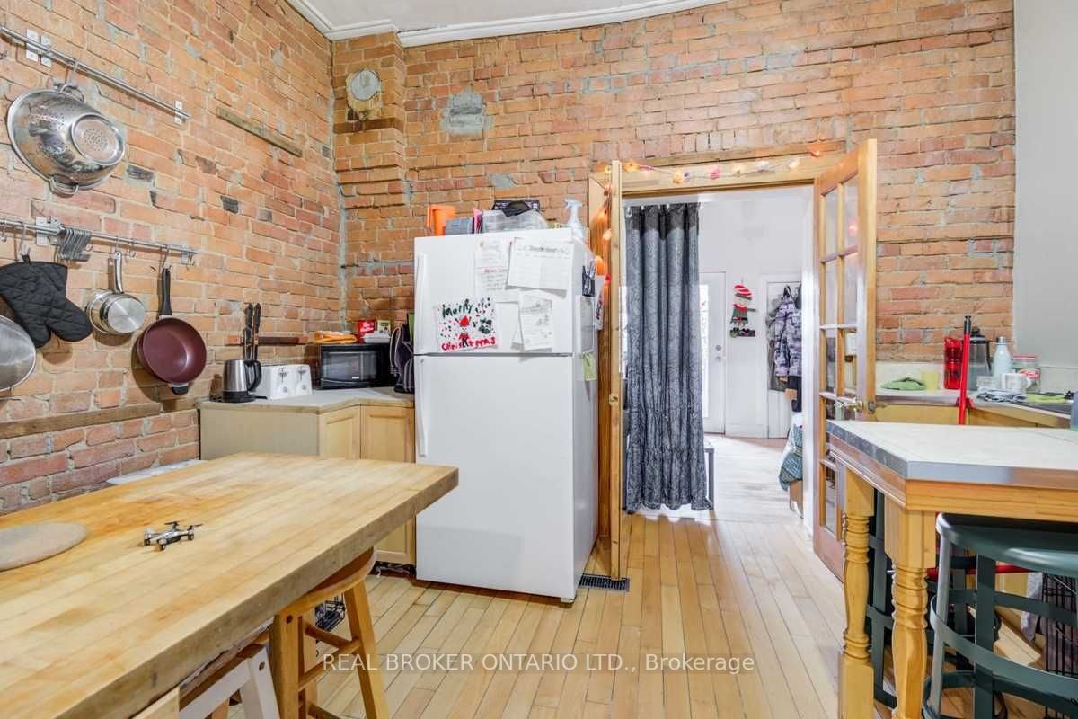 8 Sorauren Ave