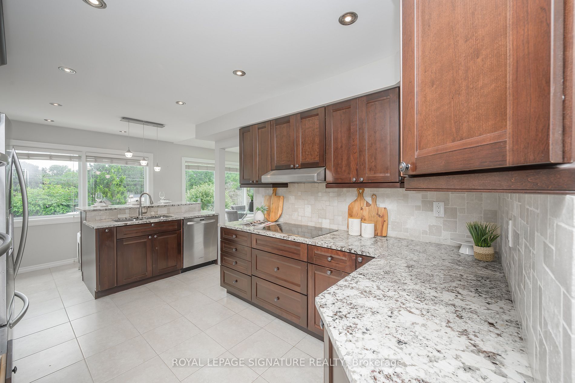 6919 Hickling Crescent