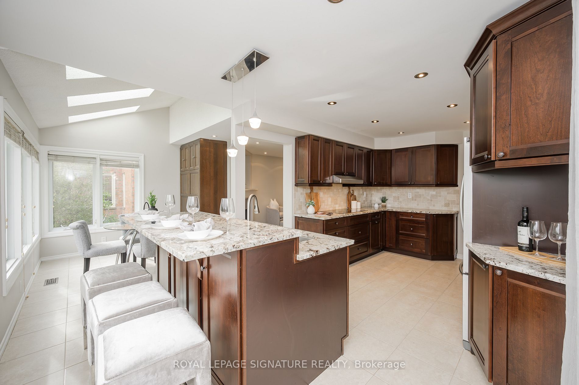 6919 Hickling Crescent