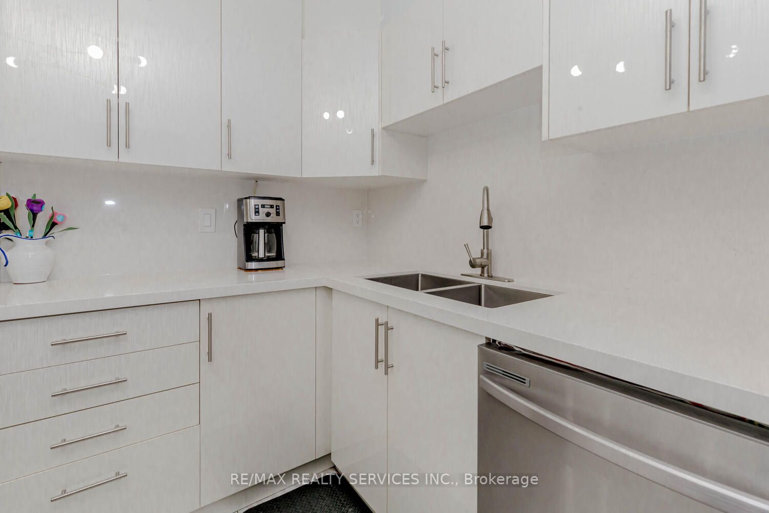 1100 Caven St, #1206