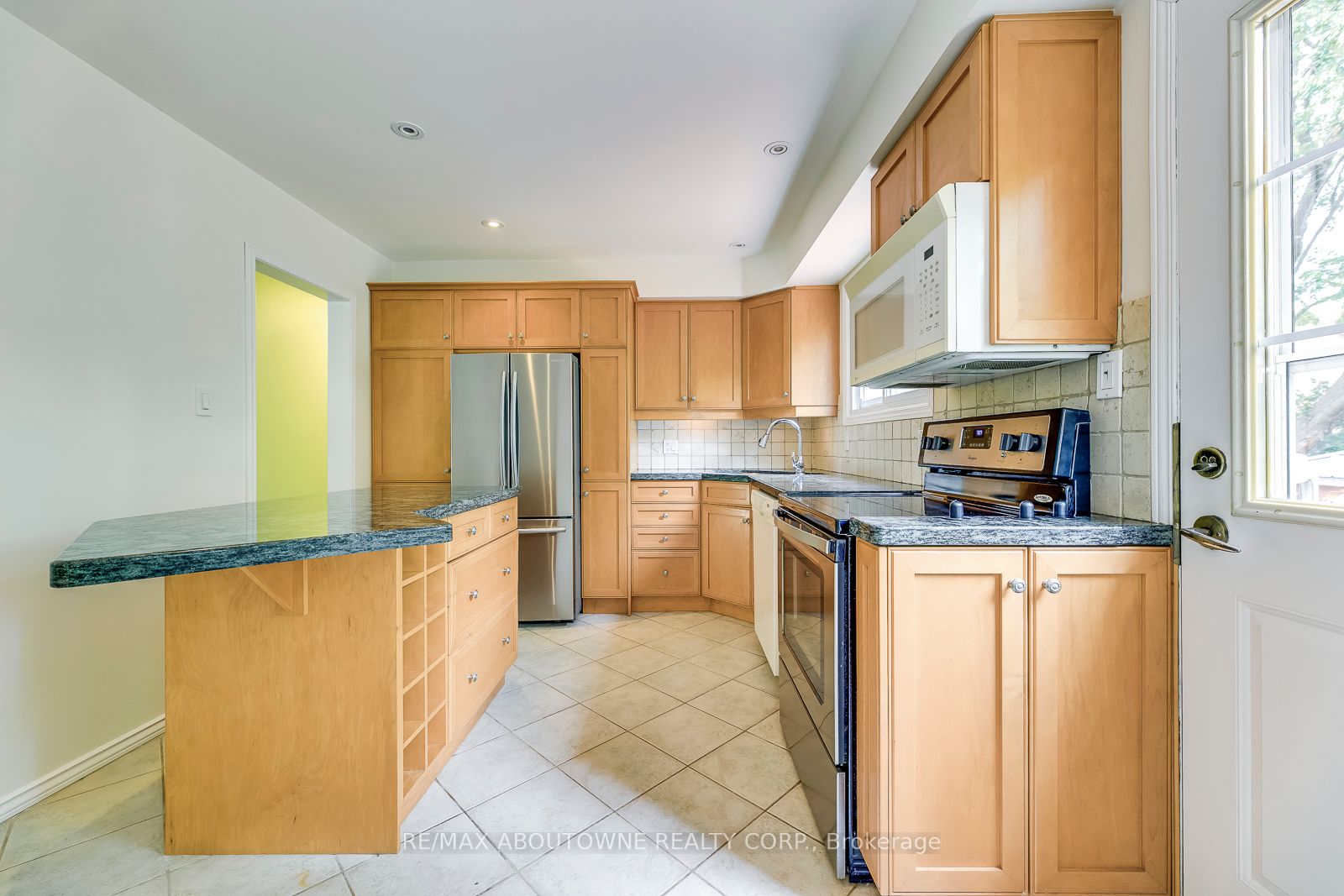 2380 Wyandotte Dr