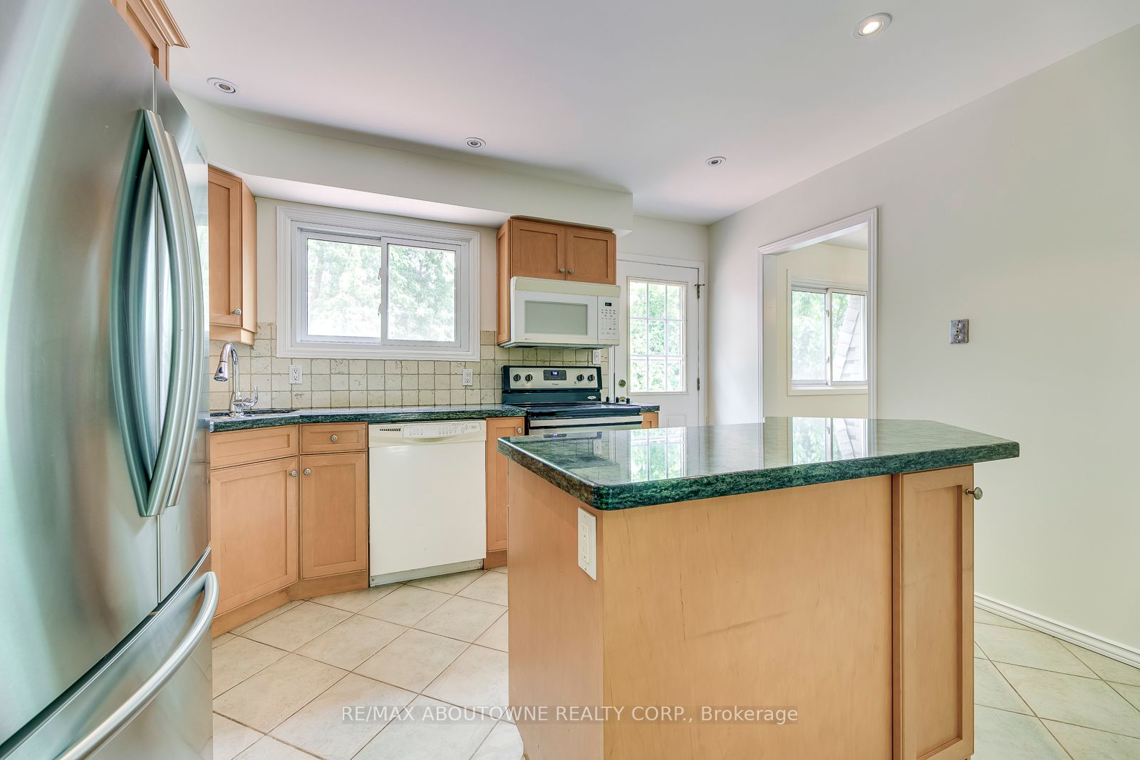 2380 Wyandotte Dr