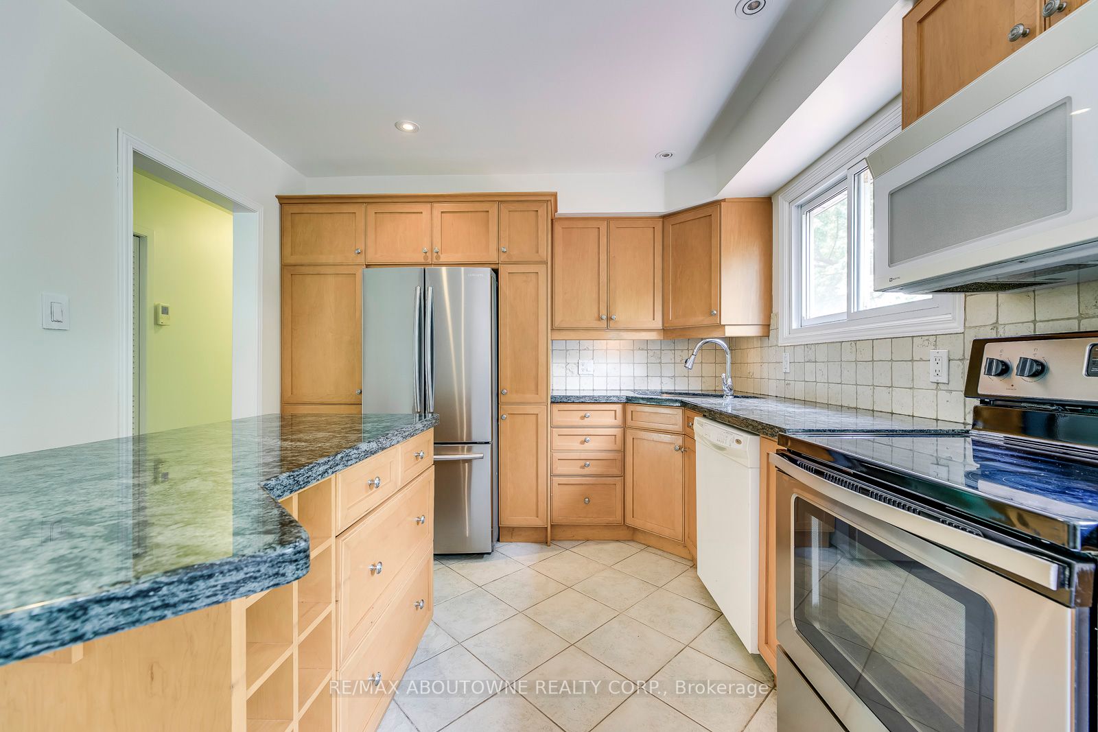 2380 Wyandotte Dr