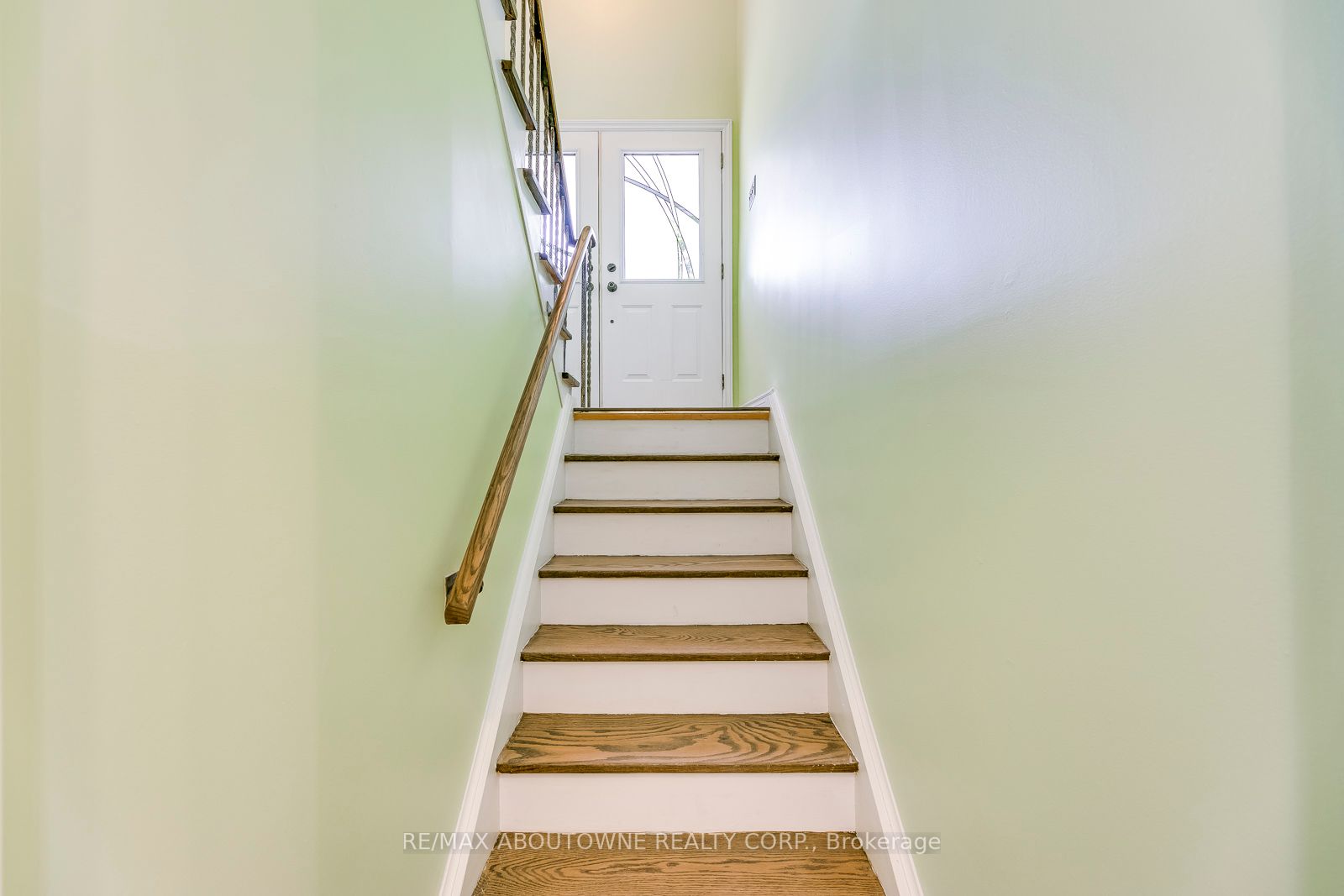 2380 Wyandotte Dr