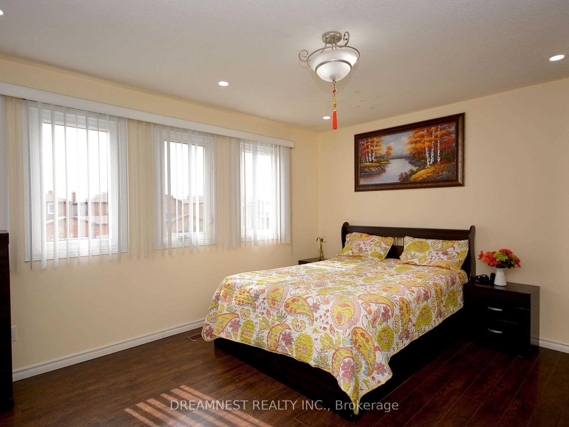 4 Dutch Cres