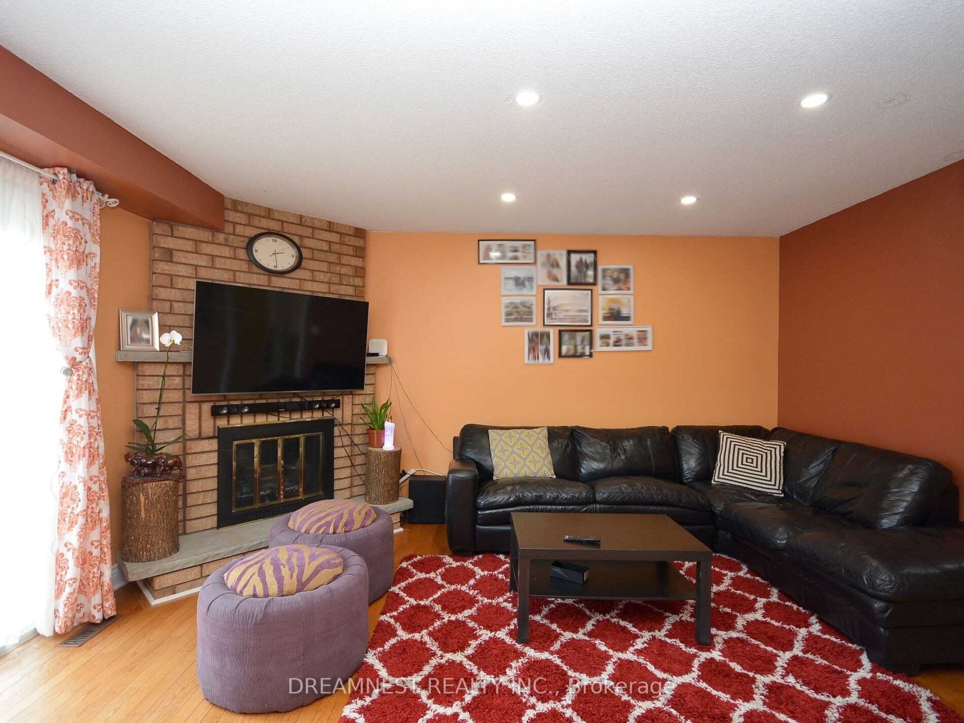4 Dutch Cres