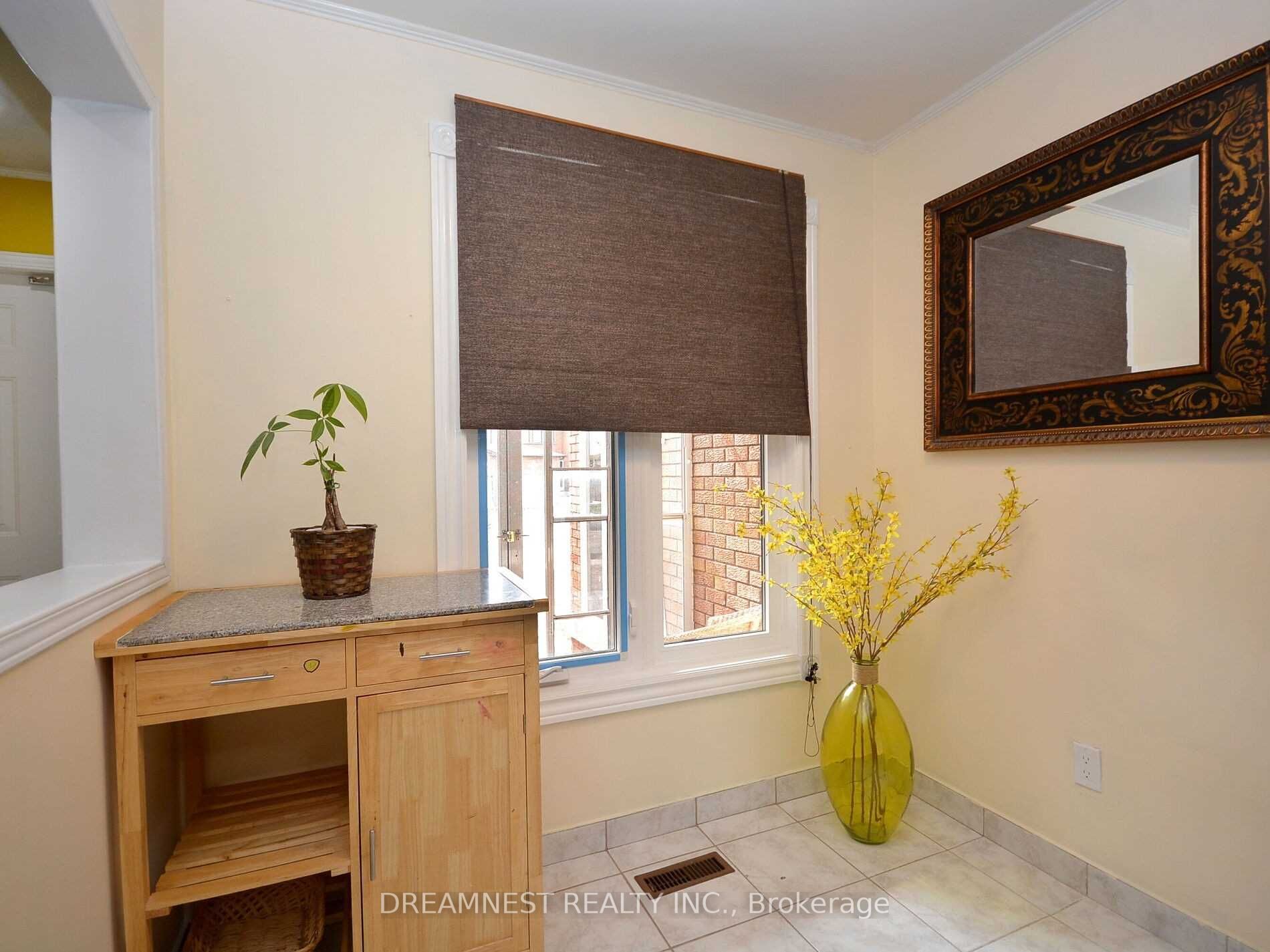 4 Dutch Cres