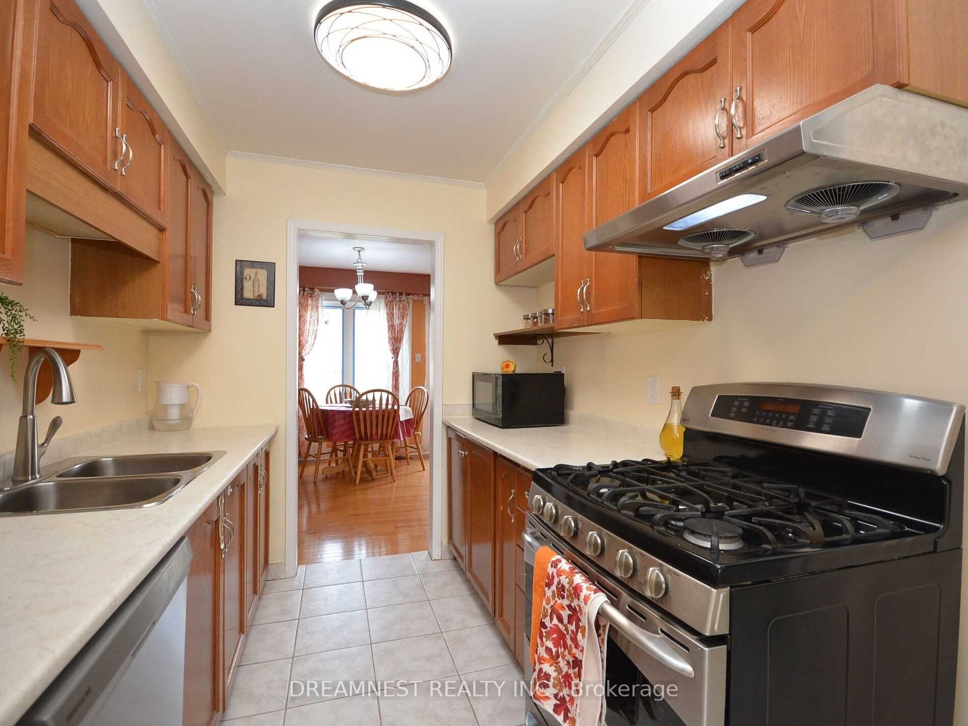4 Dutch Cres