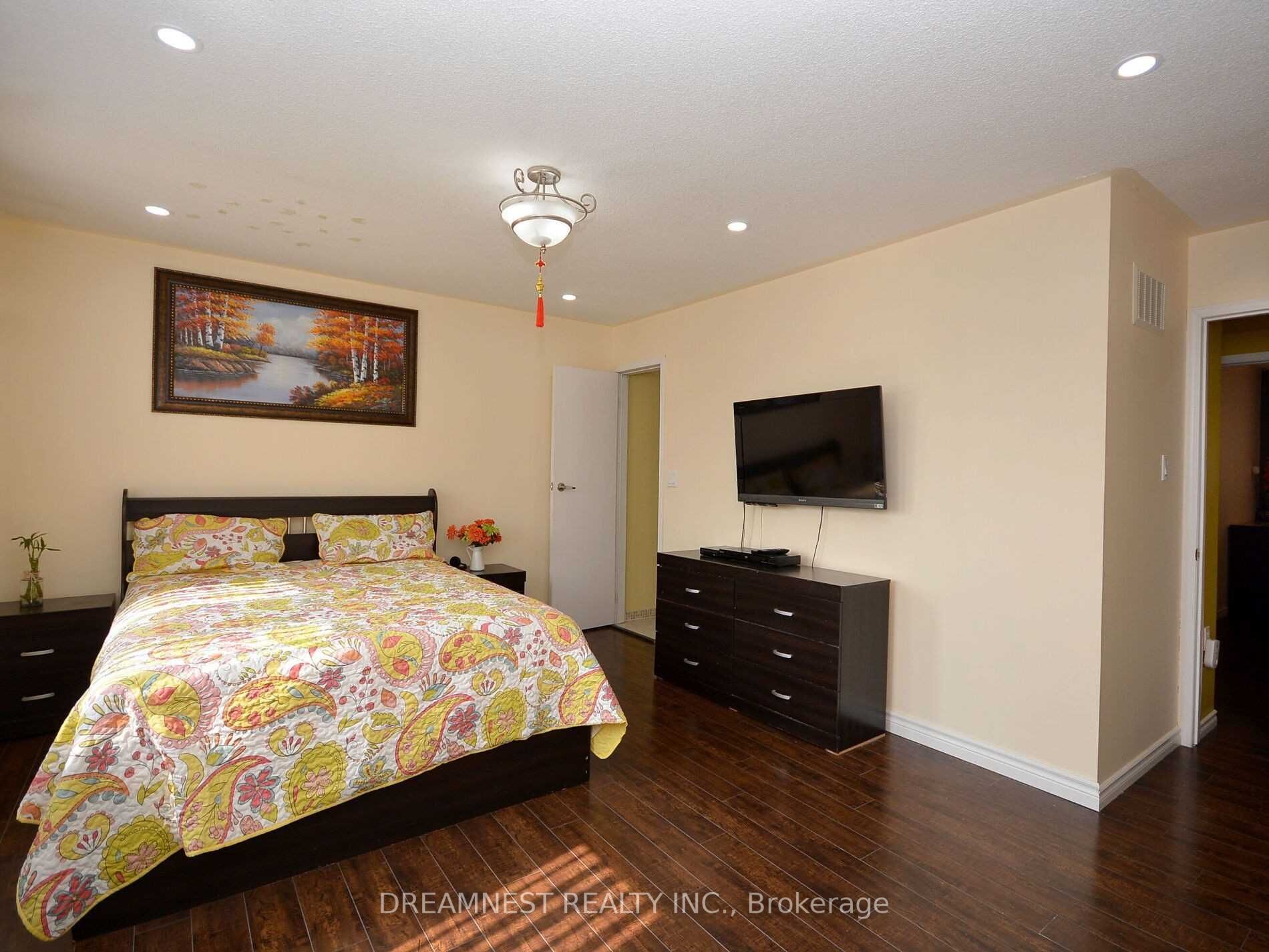4 Dutch Cres