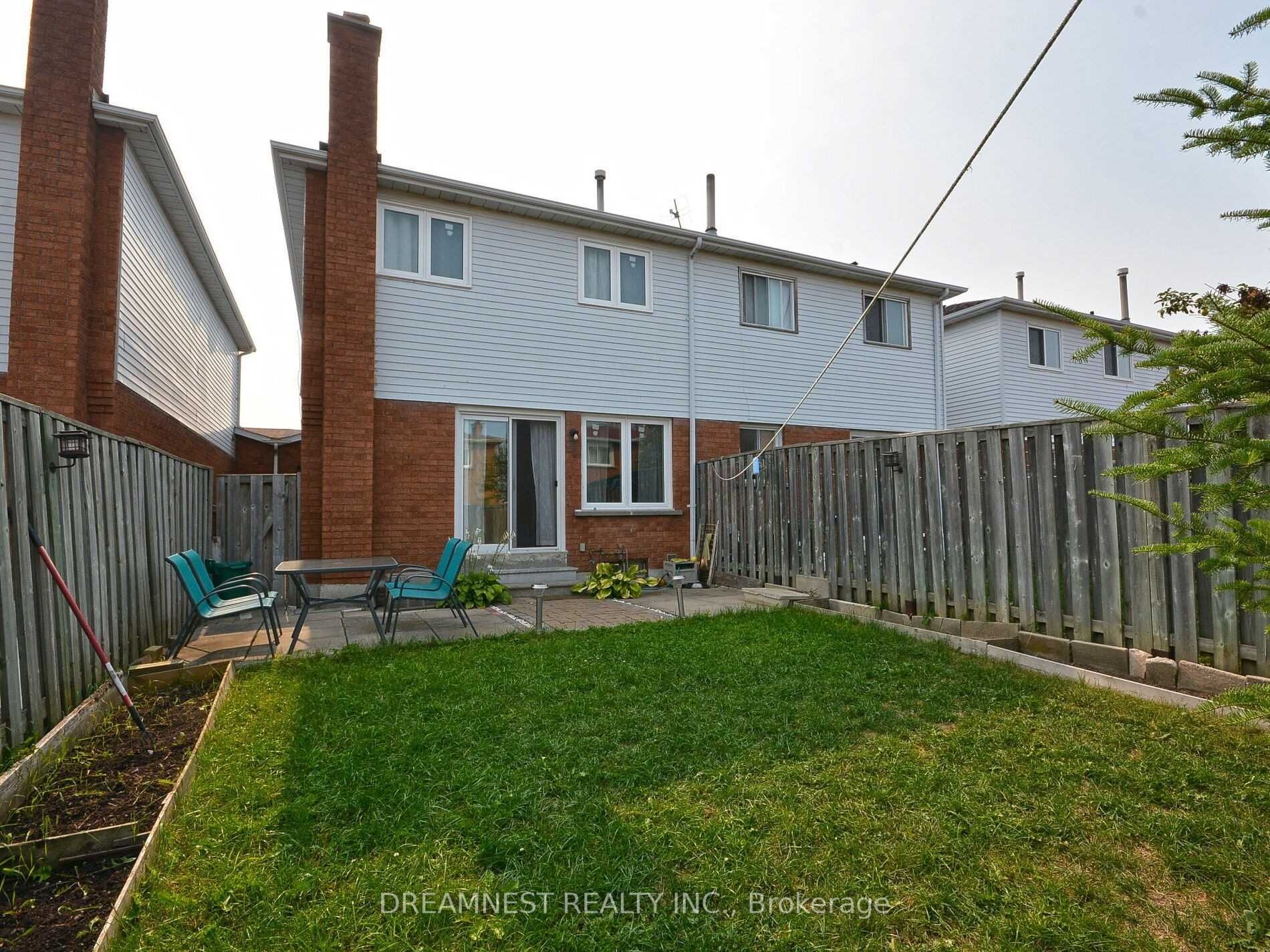 4 Dutch Cres
