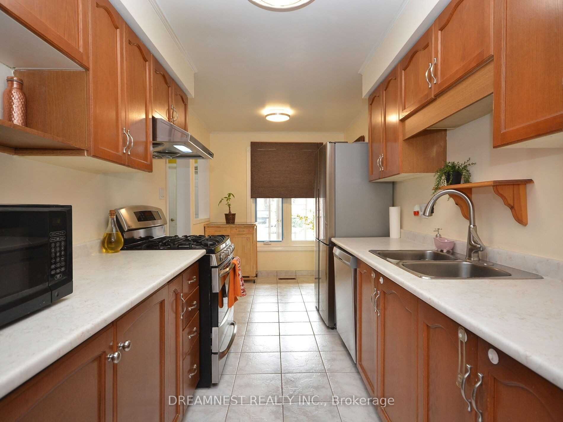 4 Dutch Cres