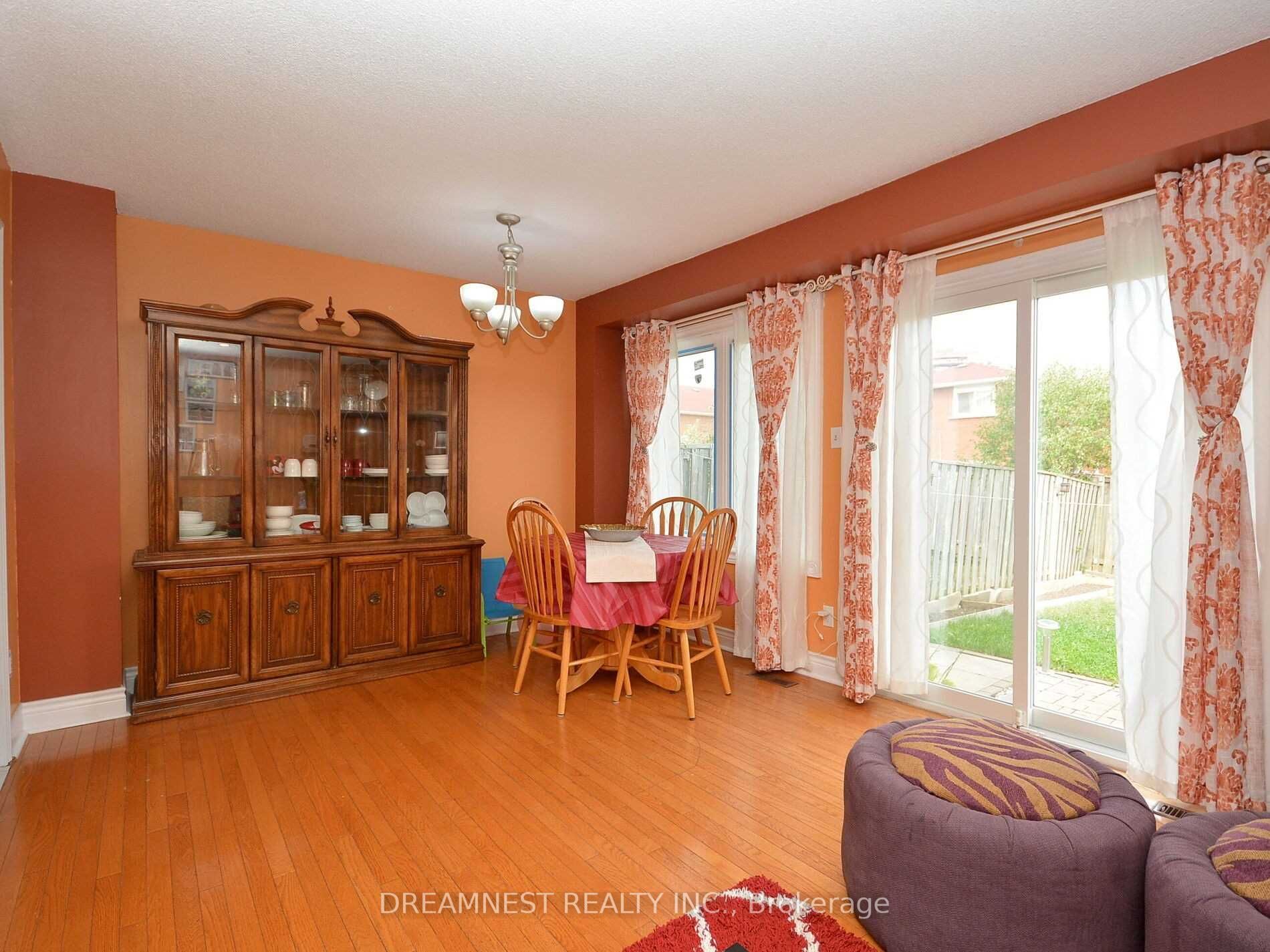 4 Dutch Cres