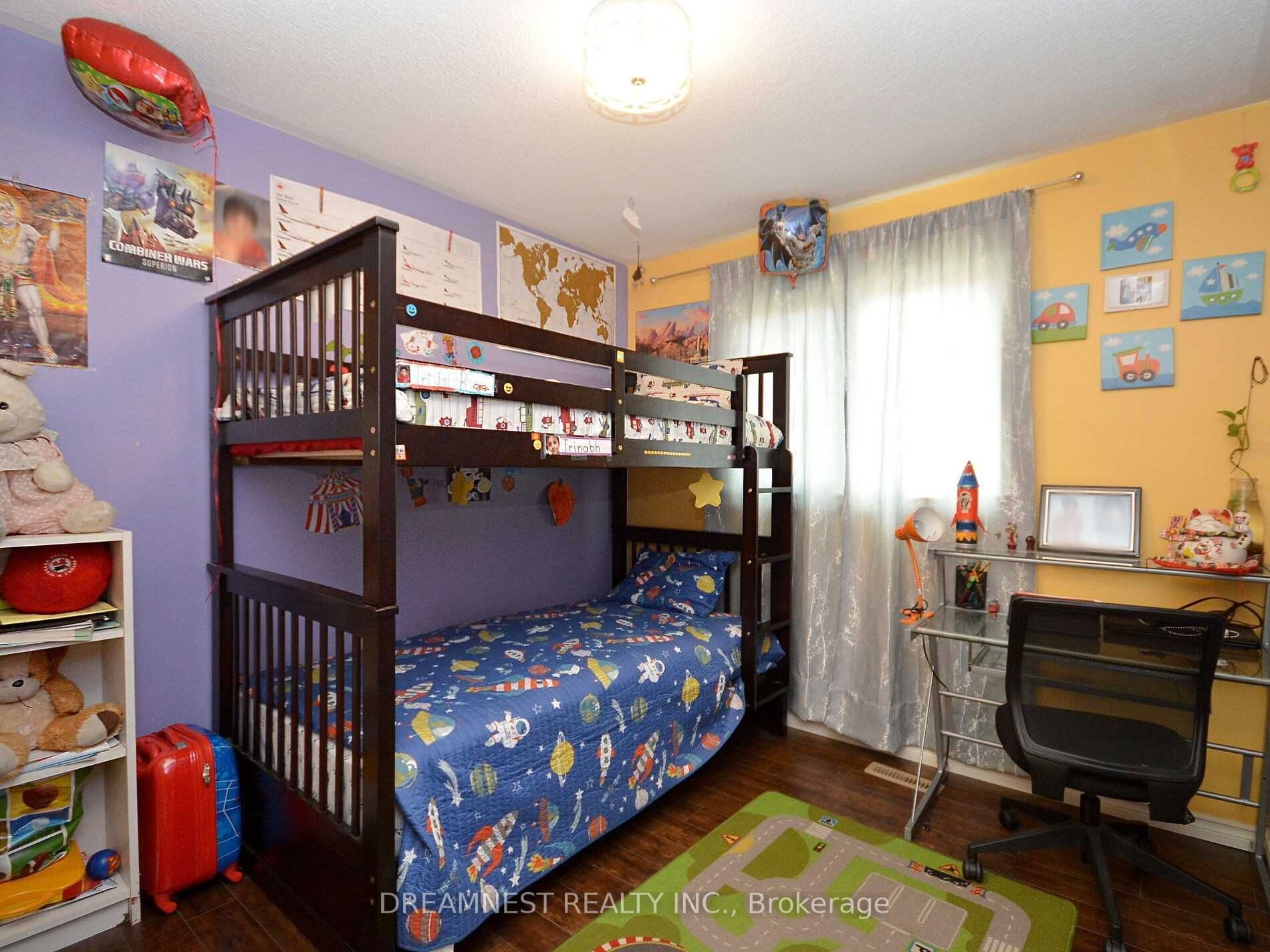 4 Dutch Cres