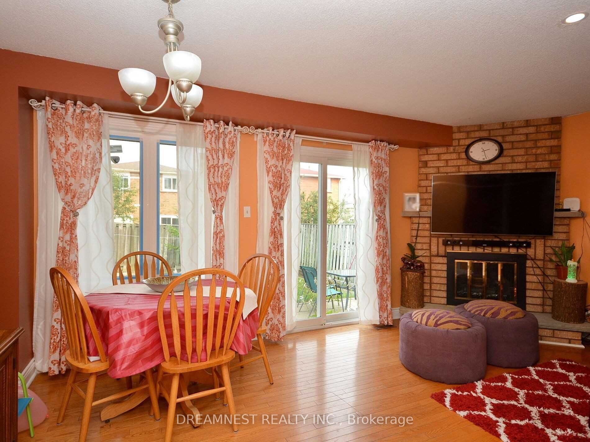 4 Dutch Cres