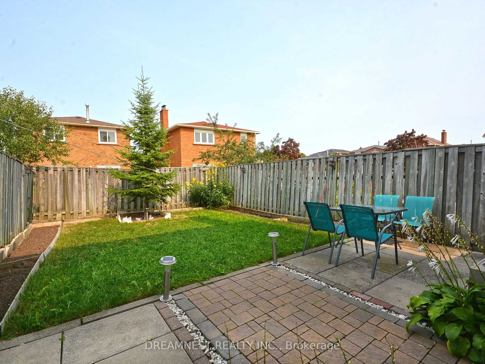 4 Dutch Cres