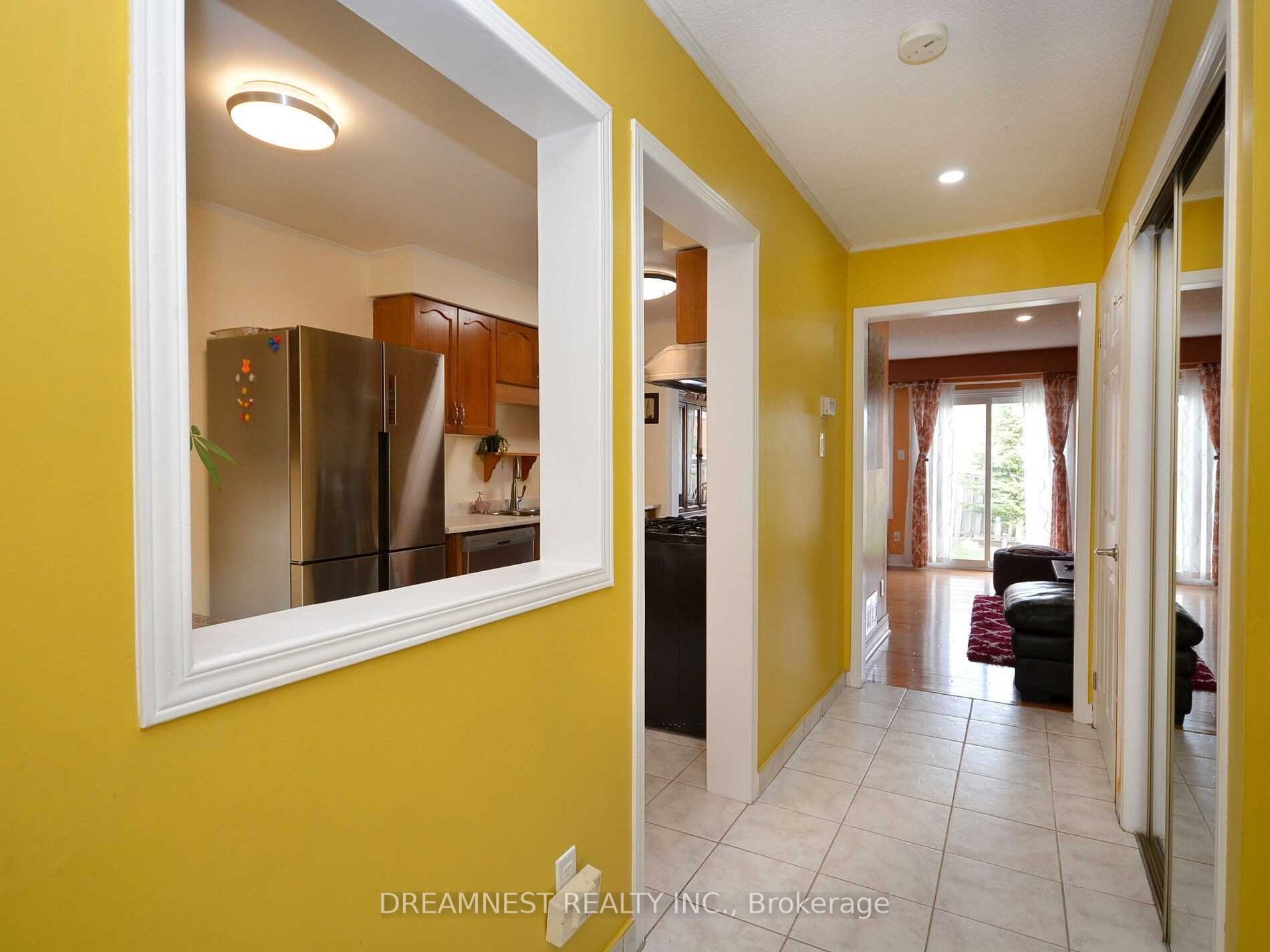 4 Dutch Cres