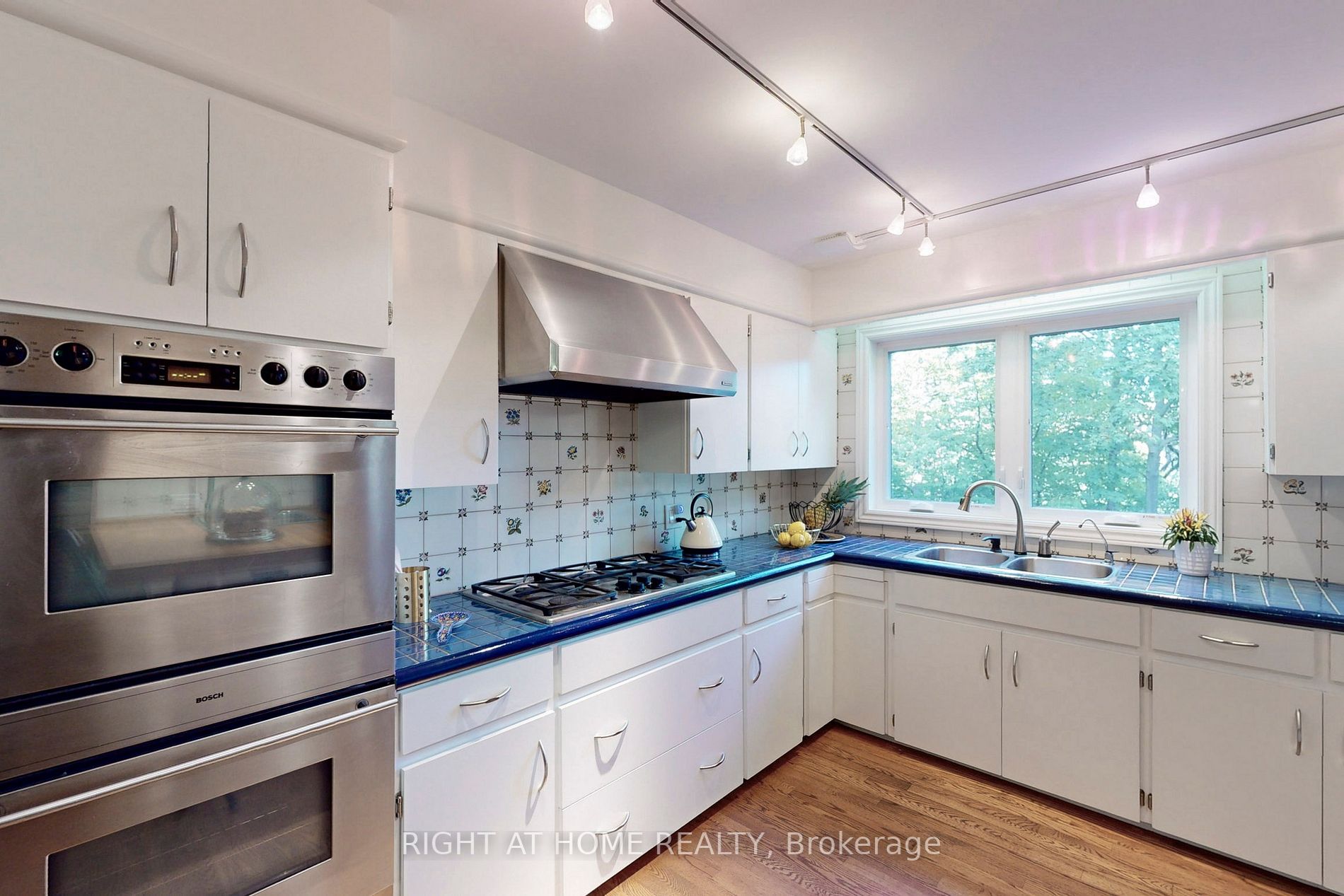 2461 Jarvis St